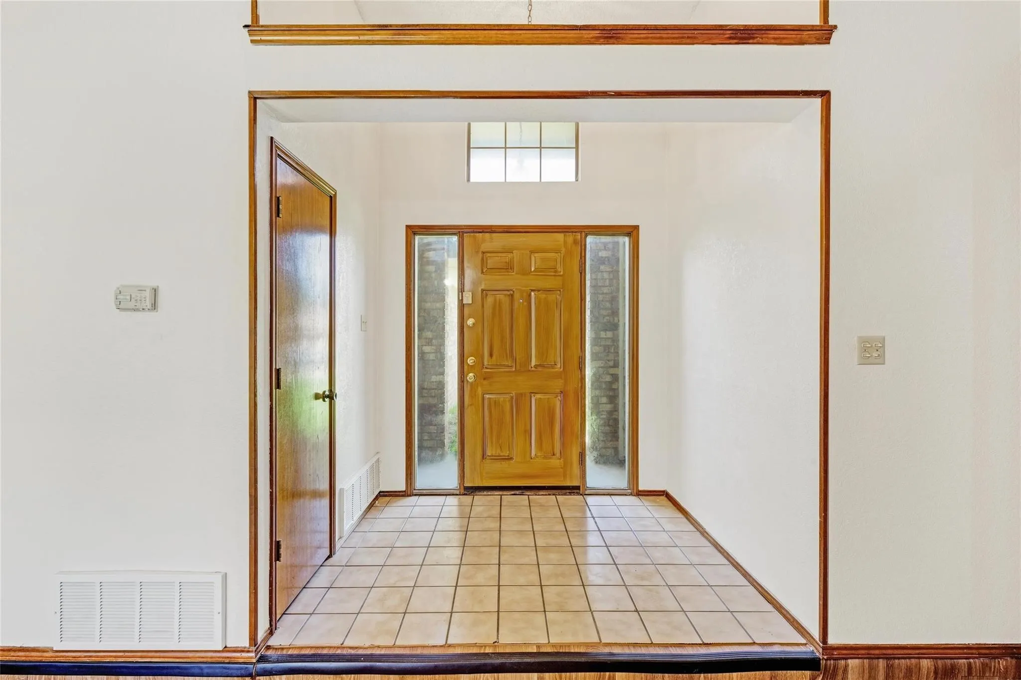 Single Family Residence For Rent in Tarrant County , 810 Castleview Drive, Arlington, Texas 76001, 3 Bedroom, 2 Bathroom, 2 Garage spaces, 1,505 Sqft, built in 1987, Price $1,995, mls#21349888, Real Estate Agent in Arlington, Homes For Rent in Tarrant county, Homes For Rent in Arlington, Realtor in Arlington Texas, Real Estate Brokerage Independent Realty Texas, Luminita Cordes Realtor