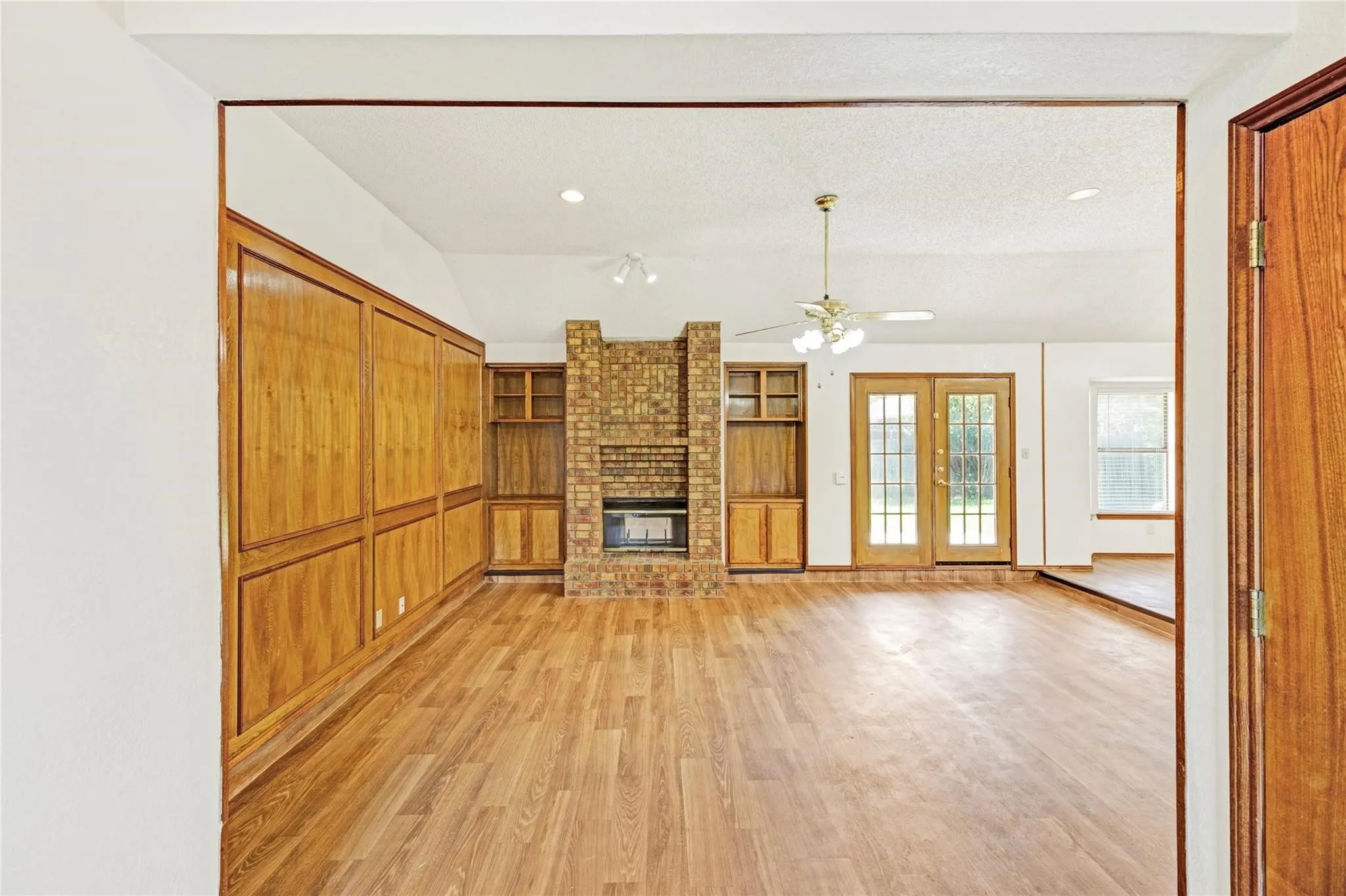 Single Family Residence For Rent in Tarrant County , 810 Castleview Drive, Arlington, Texas 76001, 3 Bedroom, 2 Bathroom, 2 Garage spaces, 1,505 Sqft, built in 1987, Price $1,995, mls#21349888, Real Estate Agent in Arlington, Homes For Rent in Tarrant county, Homes For Rent in Arlington, Realtor in Arlington Texas, Real Estate Brokerage Independent Realty Texas, Luminita Cordes Realtor