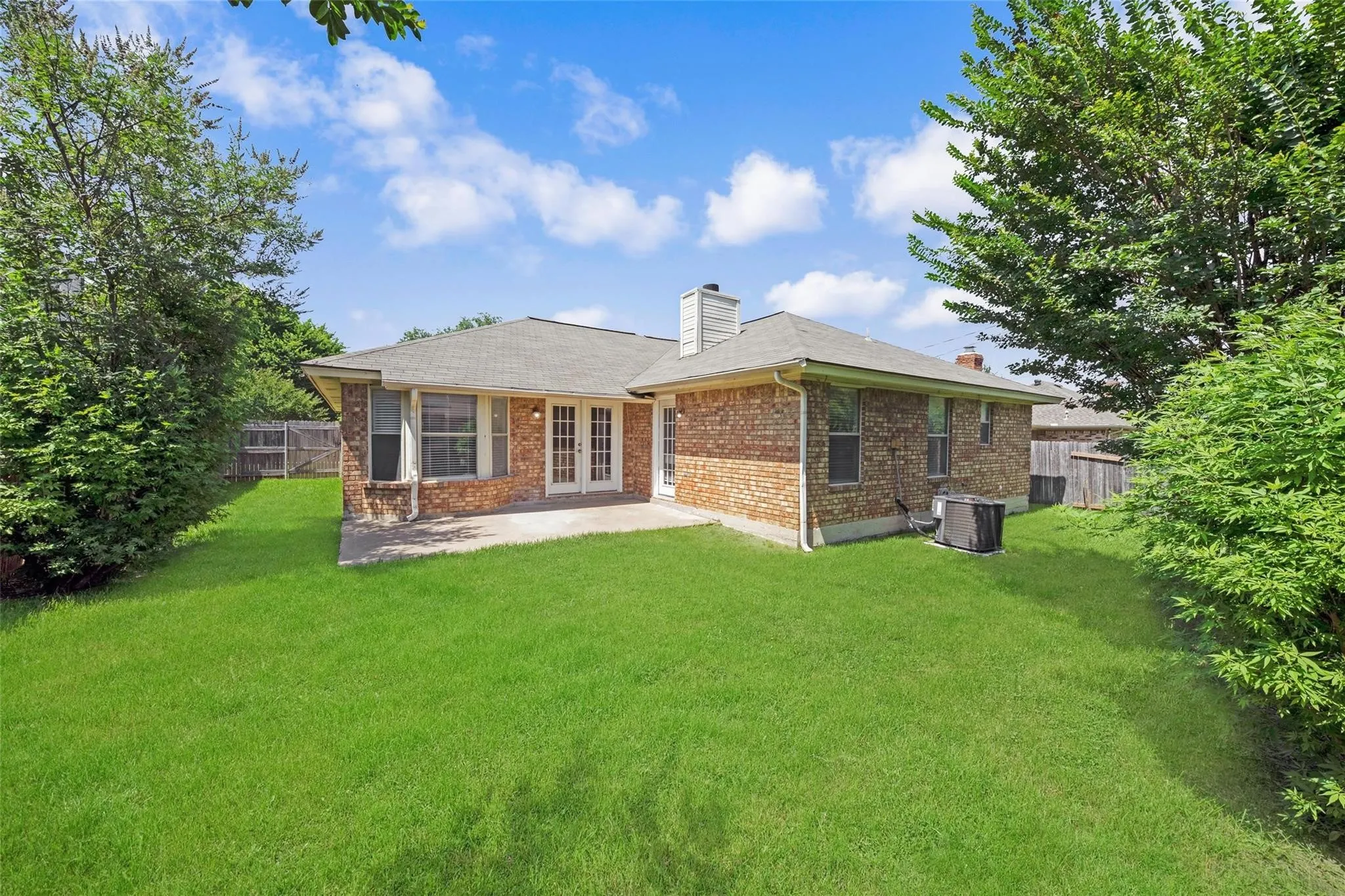 Single Family Residence For Rent in Tarrant County , 810 Castleview Drive, Arlington, Texas 76001, 3 Bedroom, 2 Bathroom, 2 Garage spaces, 1,505 Sqft, built in 1987, Price $1,995, mls#21349888, Real Estate Agent in Arlington, Homes For Rent in Tarrant county, Homes For Rent in Arlington, Realtor in Arlington Texas, Real Estate Brokerage Independent Realty Texas, Luminita Cordes Realtor