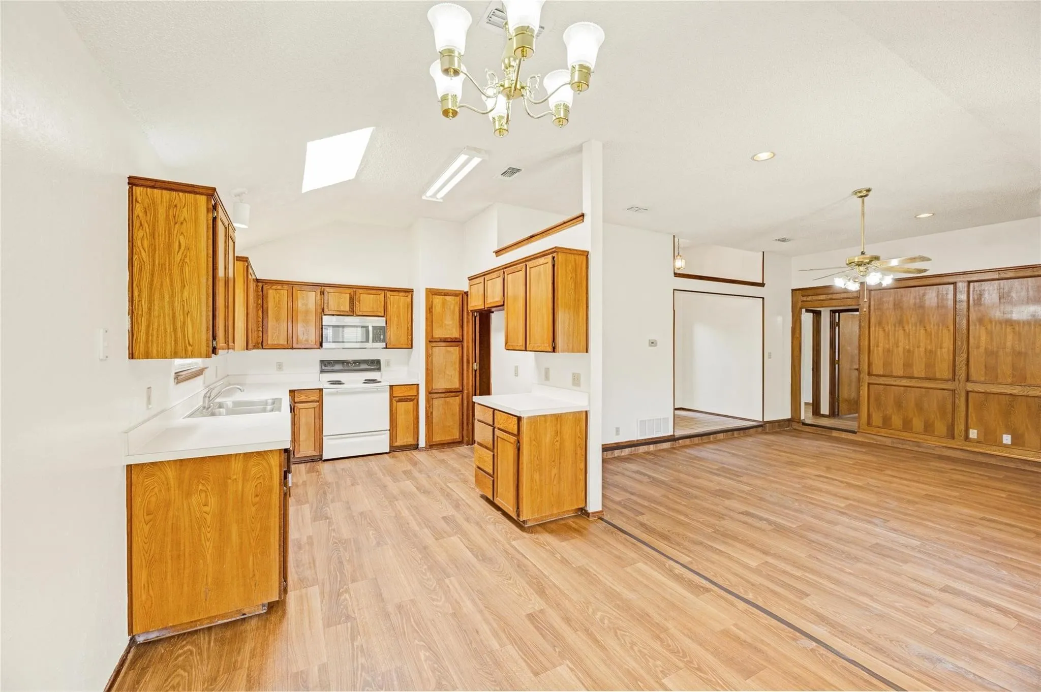 Single Family Residence For Rent in Tarrant County , 810 Castleview Drive, Arlington, Texas 76001, 3 Bedroom, 2 Bathroom, 2 Garage spaces, 1,505 Sqft, built in 1987, Price $1,995, mls#21349888, Real Estate Agent in Arlington, Homes For Rent in Tarrant county, Homes For Rent in Arlington, Realtor in Arlington Texas, Real Estate Brokerage Independent Realty Texas, Luminita Cordes Realtor