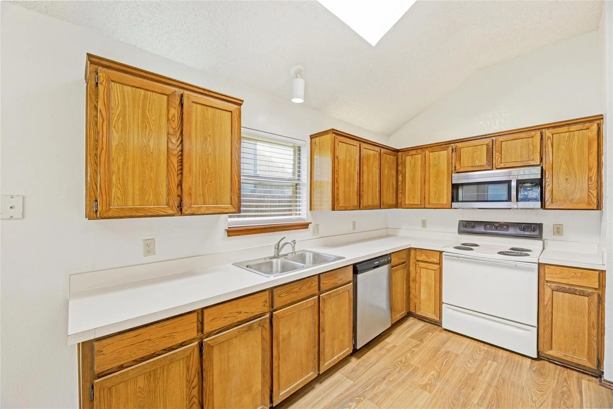 Single Family Residence For Rent in Tarrant County , 810 Castleview Drive, Arlington, Texas 76001, 3 Bedroom, 2 Bathroom, 2 Garage spaces, 1,505 Sqft, built in 1987, Price $1,995, mls#21349888, Real Estate Agent in Arlington, Homes For Rent in Tarrant county, Homes For Rent in Arlington, Realtor in Arlington Texas, Real Estate Brokerage Independent Realty Texas, Luminita Cordes Realtor