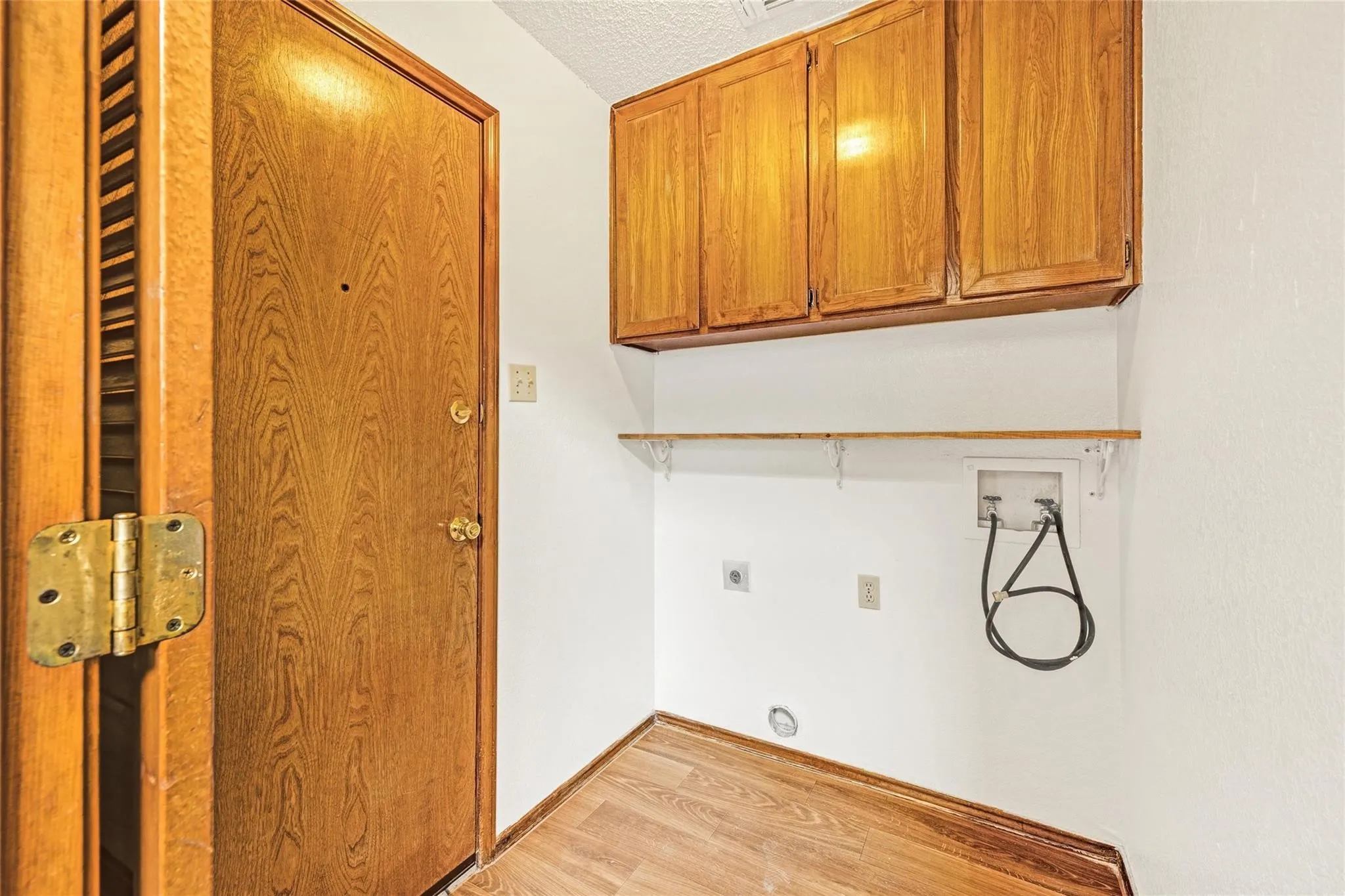 Single Family Residence For Rent in Tarrant County , 810 Castleview Drive, Arlington, Texas 76001, 3 Bedroom, 2 Bathroom, 2 Garage spaces, 1,505 Sqft, built in 1987, Price $1,995, mls#21349888, Real Estate Agent in Arlington, Homes For Rent in Tarrant county, Homes For Rent in Arlington, Realtor in Arlington Texas, Real Estate Brokerage Independent Realty Texas, Luminita Cordes Realtor