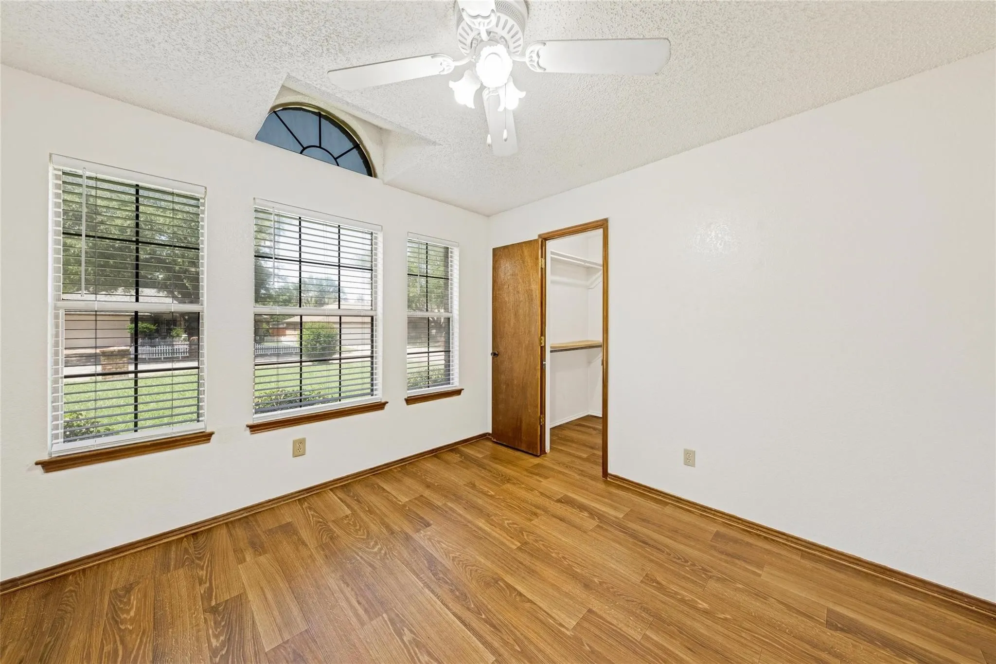 Single Family Residence For Rent in Tarrant County , 810 Castleview Drive, Arlington, Texas 76001, 3 Bedroom, 2 Bathroom, 2 Garage spaces, 1,505 Sqft, built in 1987, Price $1,995, mls#21349888, Real Estate Agent in Arlington, Homes For Rent in Tarrant county, Homes For Rent in Arlington, Realtor in Arlington Texas, Real Estate Brokerage Independent Realty Texas, Luminita Cordes Realtor