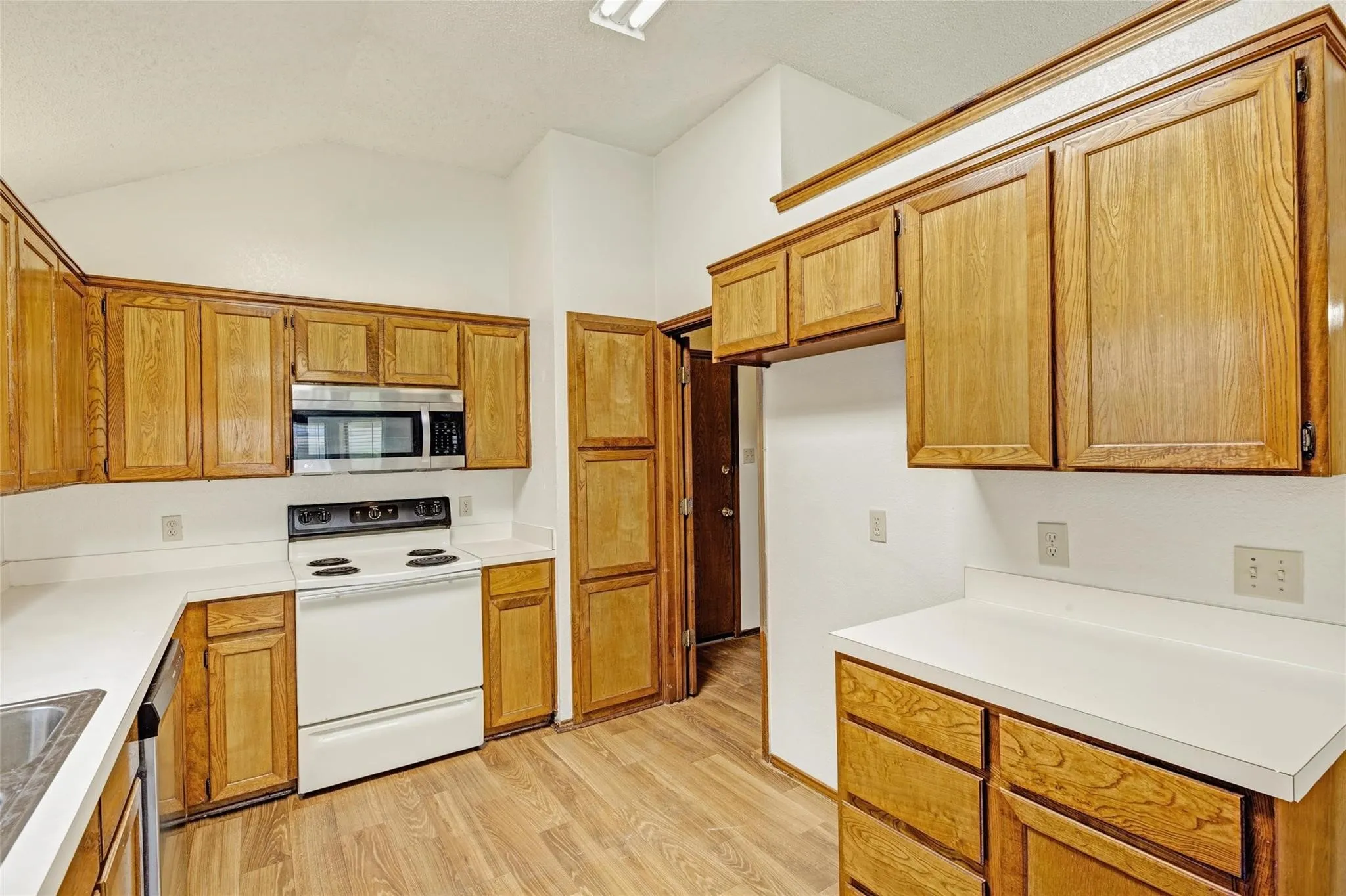 Single Family Residence For Rent in Tarrant County , 810 Castleview Drive, Arlington, Texas 76001, 3 Bedroom, 2 Bathroom, 2 Garage spaces, 1,505 Sqft, built in 1987, Price $1,995, mls#21349888, Real Estate Agent in Arlington, Homes For Rent in Tarrant county, Homes For Rent in Arlington, Realtor in Arlington Texas, Real Estate Brokerage Independent Realty Texas, Luminita Cordes Realtor