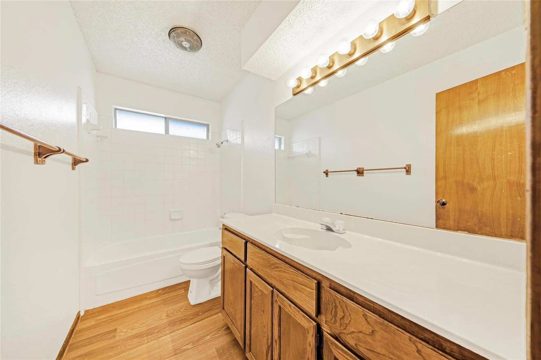 Single Family Residence For Rent in Tarrant County , 810 Castleview Drive, Arlington, Texas 76001, 3 Bedroom, 2 Bathroom, 2 Garage spaces, 1,505 Sqft, built in 1987, Price $1,995, mls#21349888, Real Estate Agent in Arlington, Homes For Rent in Tarrant county, Homes For Rent in Arlington, Realtor in Arlington Texas, Real Estate Brokerage Independent Realty Texas, Luminita Cordes Realtor