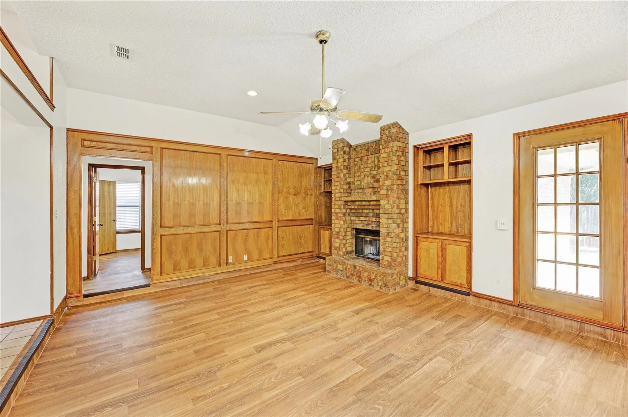 Single Family Residence For Rent in Tarrant County , 810 Castleview Drive, Arlington, Texas 76001, 3 Bedroom, 2 Bathroom, 2 Garage spaces, 1,505 Sqft, built in 1987, Price $1,995, mls#21349888, Real Estate Agent in Arlington, Homes For Rent in Tarrant county, Homes For Rent in Arlington, Realtor in Arlington Texas, Real Estate Brokerage Independent Realty Texas, Luminita Cordes Realtor