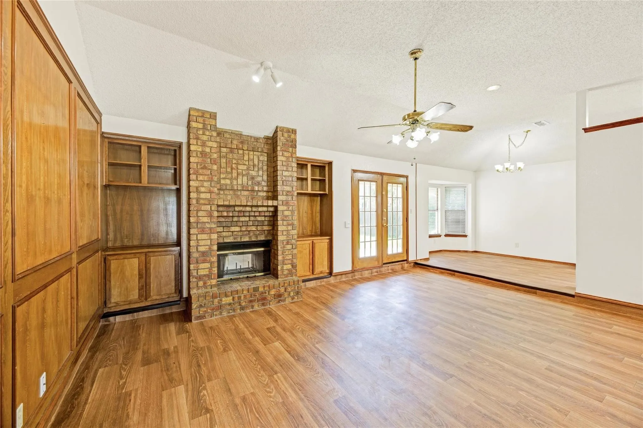 Single Family Residence For Rent in Tarrant County , 810 Castleview Drive, Arlington, Texas 76001, 3 Bedroom, 2 Bathroom, 2 Garage spaces, 1,505 Sqft, built in 1987, Price $1,995, mls#21349888, Real Estate Agent in Arlington, Homes For Rent in Tarrant county, Homes For Rent in Arlington, Realtor in Arlington Texas, Real Estate Brokerage Independent Realty Texas, Luminita Cordes Realtor