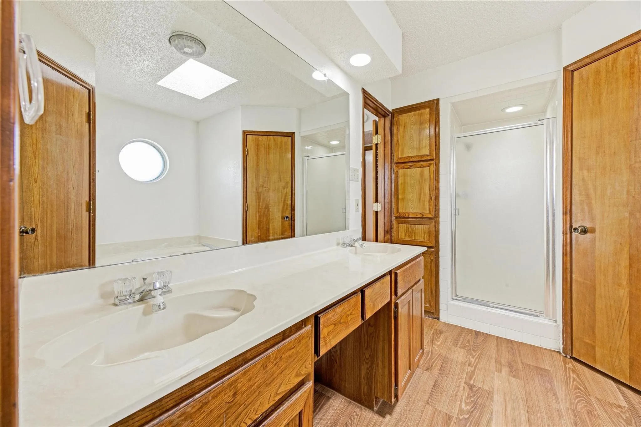 Single Family Residence For Rent in Tarrant County , 810 Castleview Drive, Arlington, Texas 76001, 3 Bedroom, 2 Bathroom, 2 Garage spaces, 1,505 Sqft, built in 1987, Price $1,995, mls#21349888, Real Estate Agent in Arlington, Homes For Rent in Tarrant county, Homes For Rent in Arlington, Realtor in Arlington Texas, Real Estate Brokerage Independent Realty Texas, Luminita Cordes Realtor
