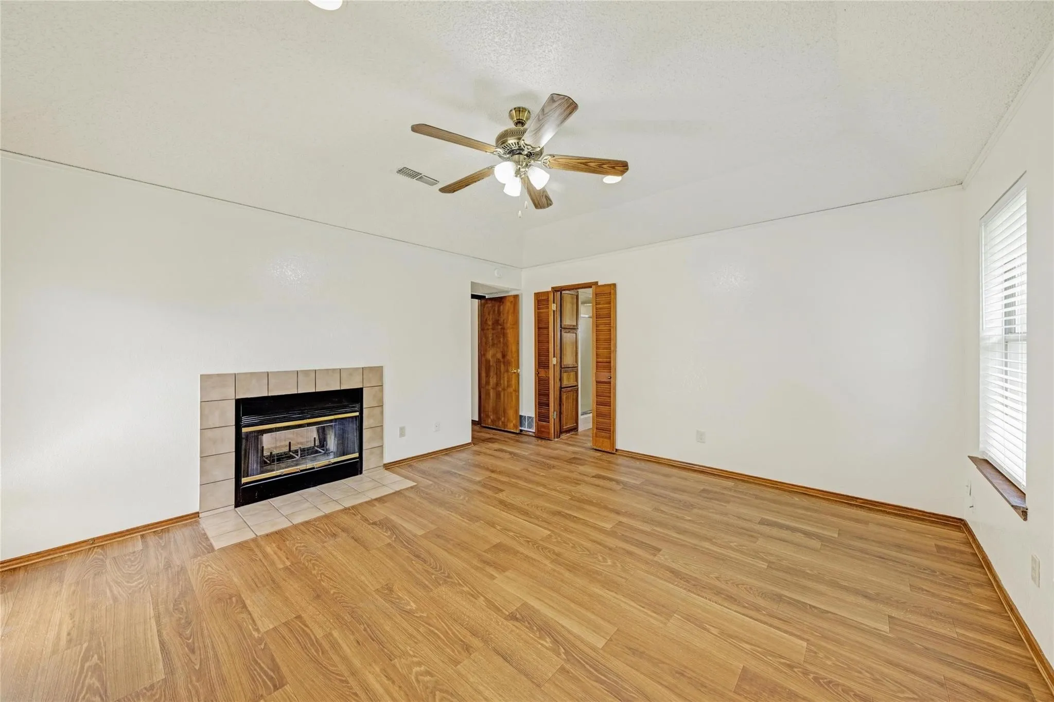 Single Family Residence For Rent in Tarrant County , 810 Castleview Drive, Arlington, Texas 76001, 3 Bedroom, 2 Bathroom, 2 Garage spaces, 1,505 Sqft, built in 1987, Price $1,995, mls#21349888, Real Estate Agent in Arlington, Homes For Rent in Tarrant county, Homes For Rent in Arlington, Realtor in Arlington Texas, Real Estate Brokerage Independent Realty Texas, Luminita Cordes Realtor