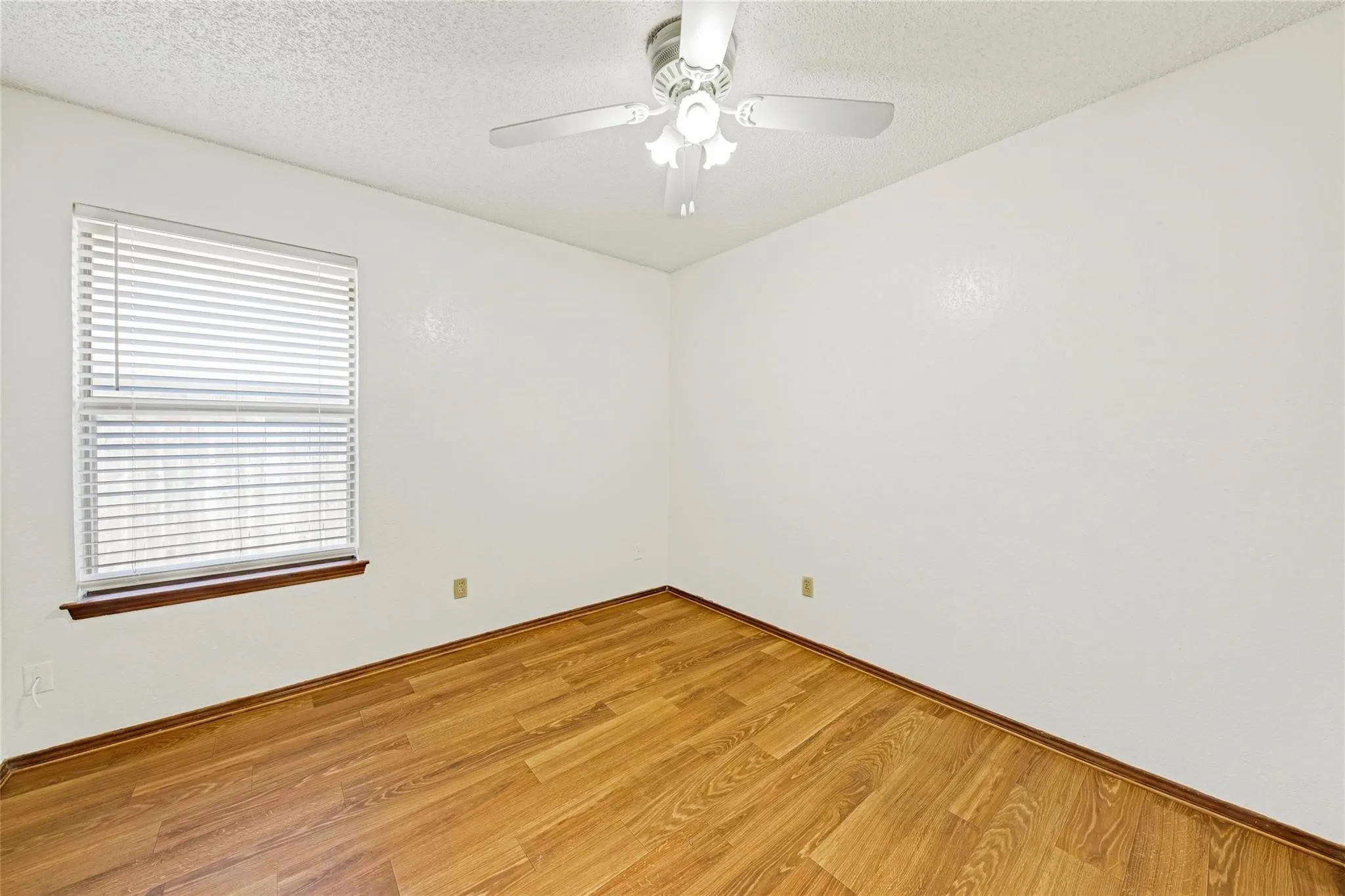 Single Family Residence For Rent in Tarrant County , 810 Castleview Drive, Arlington, Texas 76001, 3 Bedroom, 2 Bathroom, 2 Garage spaces, 1,505 Sqft, built in 1987, Price $1,995, mls#21349888, Real Estate Agent in Arlington, Homes For Rent in Tarrant county, Homes For Rent in Arlington, Realtor in Arlington Texas, Real Estate Brokerage Independent Realty Texas, Luminita Cordes Realtor
