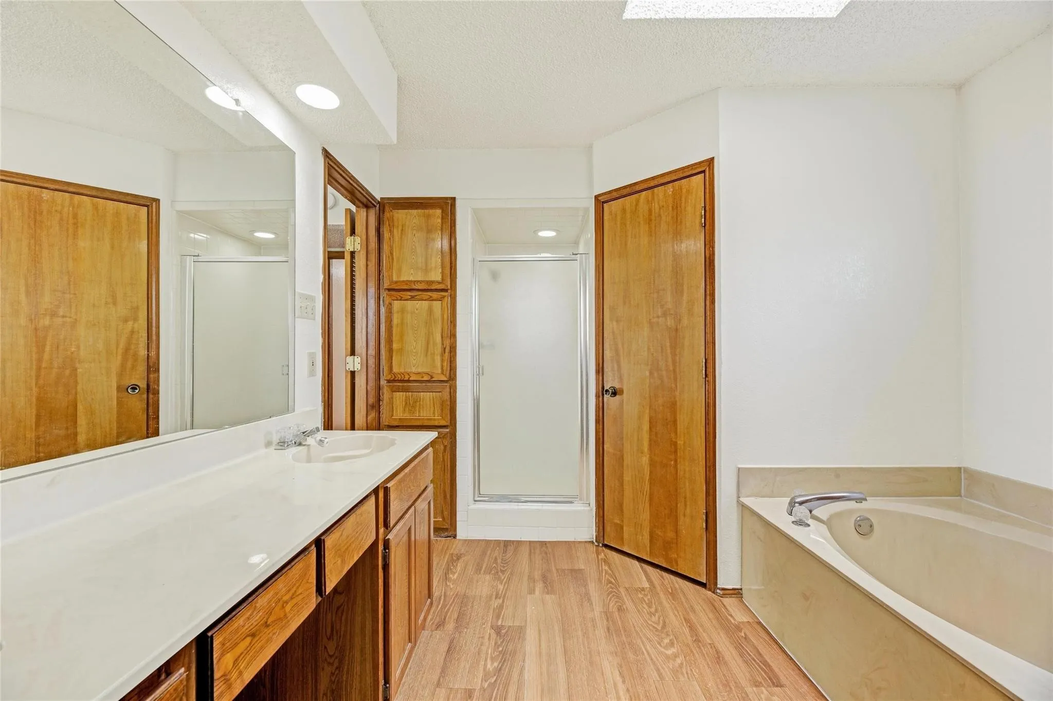 Single Family Residence For Rent in Tarrant County , 810 Castleview Drive, Arlington, Texas 76001, 3 Bedroom, 2 Bathroom, 2 Garage spaces, 1,505 Sqft, built in 1987, Price $1,995, mls#21349888, Real Estate Agent in Arlington, Homes For Rent in Tarrant county, Homes For Rent in Arlington, Realtor in Arlington Texas, Real Estate Brokerage Independent Realty Texas, Luminita Cordes Realtor