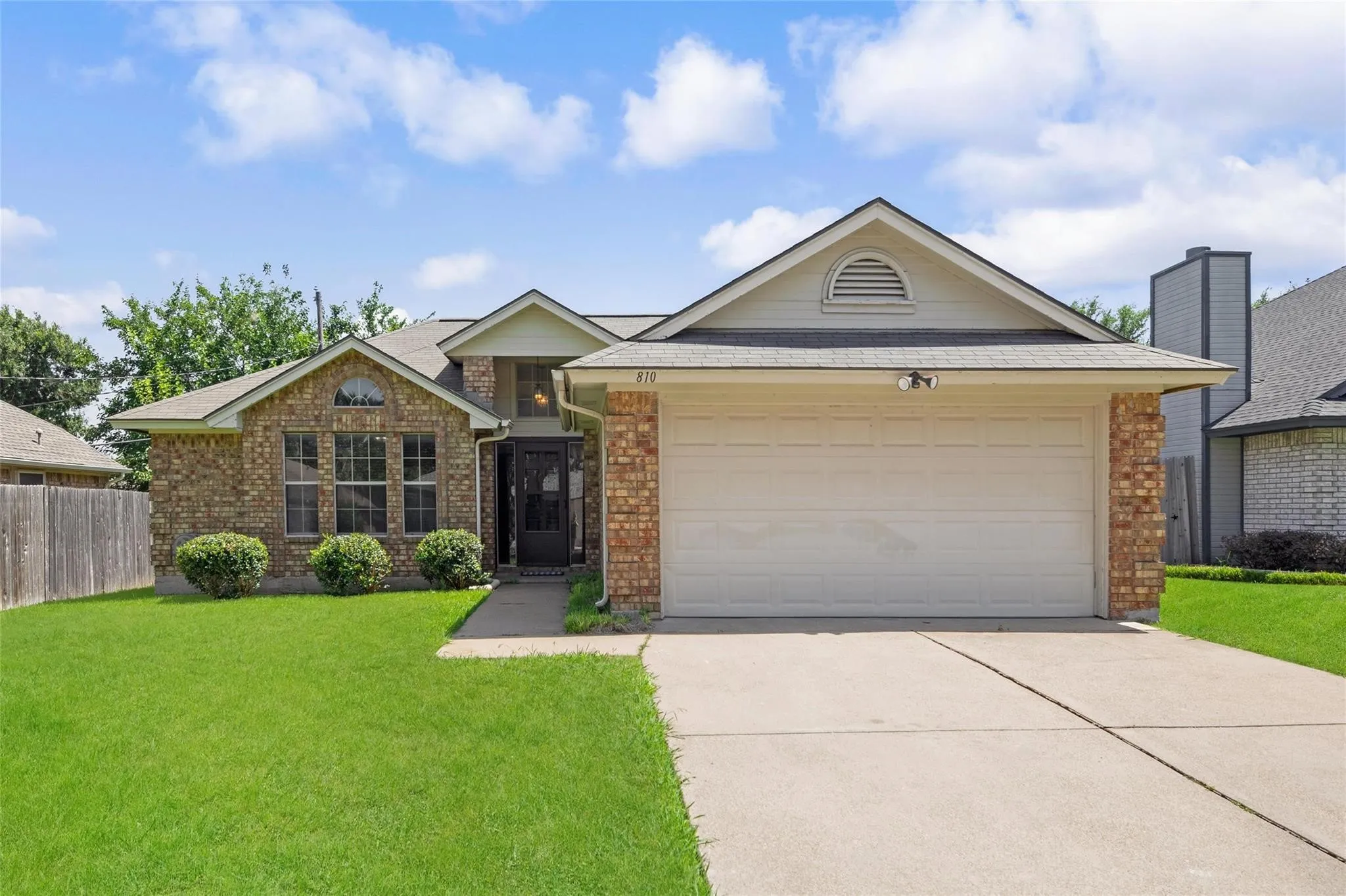Single Family Residence For Rent in Tarrant County , 810 Castleview Drive, Arlington, Texas 76001, 3 Bedroom, 2 Bathroom, 2 Garage spaces, 1,505 Sqft, built in 1987, Price $1,995, mls#21349888, Real Estate Agent in Arlington, Homes For Rent in Tarrant county, Homes For Rent in Arlington, Realtor in Arlington Texas, Real Estate Brokerage Independent Realty Texas, Luminita Cordes Realtor