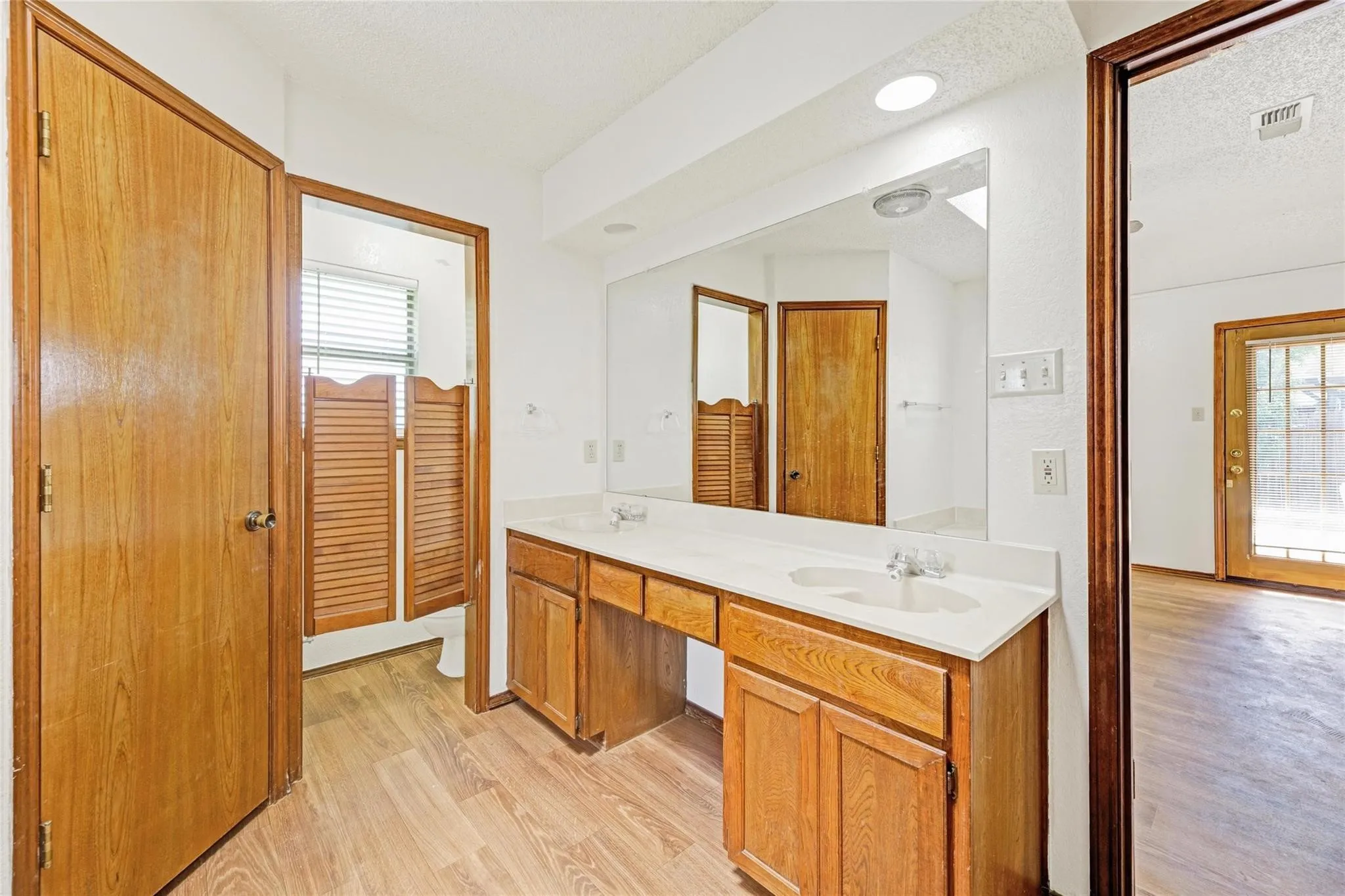 Single Family Residence For Rent in Tarrant County , 810 Castleview Drive, Arlington, Texas 76001, 3 Bedroom, 2 Bathroom, 2 Garage spaces, 1,505 Sqft, built in 1987, Price $1,995, mls#21349888, Real Estate Agent in Arlington, Homes For Rent in Tarrant county, Homes For Rent in Arlington, Realtor in Arlington Texas, Real Estate Brokerage Independent Realty Texas, Luminita Cordes Realtor