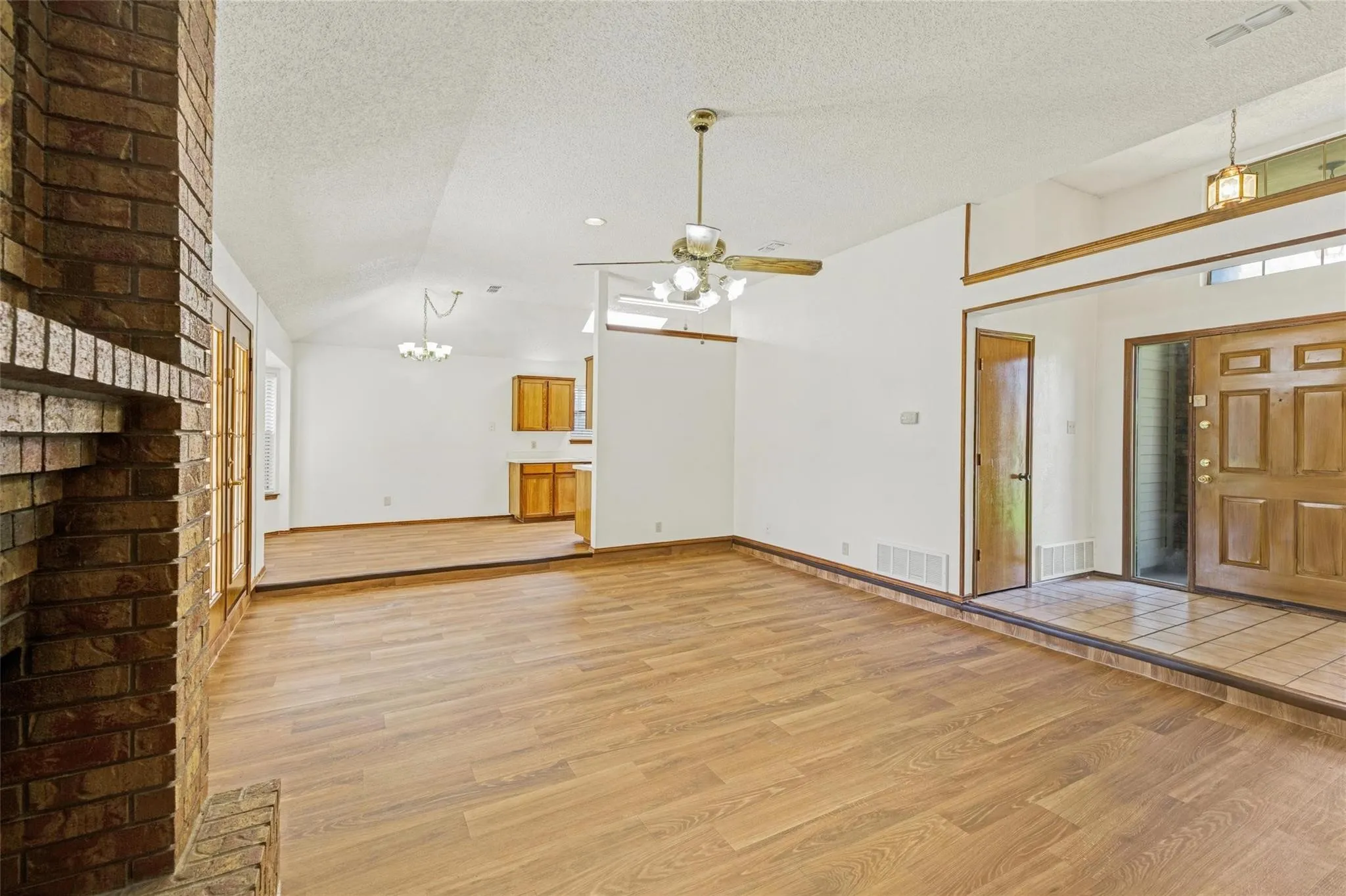 Single Family Residence For Rent in Tarrant County , 810 Castleview Drive, Arlington, Texas 76001, 3 Bedroom, 2 Bathroom, 2 Garage spaces, 1,505 Sqft, built in 1987, Price $1,995, mls#21349888, Real Estate Agent in Arlington, Homes For Rent in Tarrant county, Homes For Rent in Arlington, Realtor in Arlington Texas, Real Estate Brokerage Independent Realty Texas, Luminita Cordes Realtor