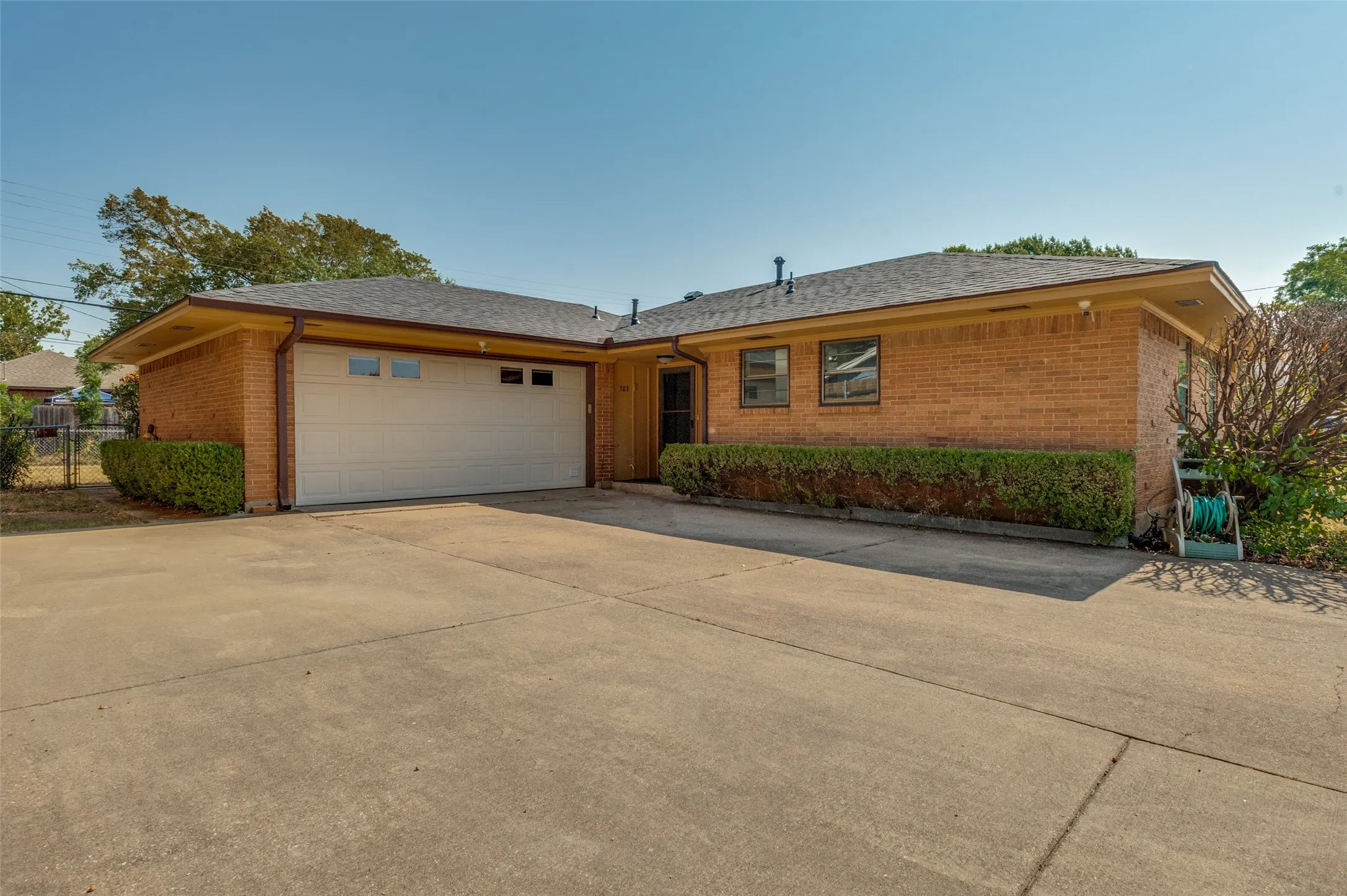 Single Family Residence For Sale in Dallas County , 303 Merribrook Trail, Duncanville, Texas 75116, 3 Bedroom, 2 Bathroom, 2 Garage spaces, 1,047 Sqft, built in 1963, mls#21349836, Real Estate Agent in Duncanville, Homes For Sale in Dallas county, Homes For Sale in Duncanville, Realtor in Duncanville Texas, Real Estate Brokerage Independent Realty Texas, Luminita Cordes Realtor