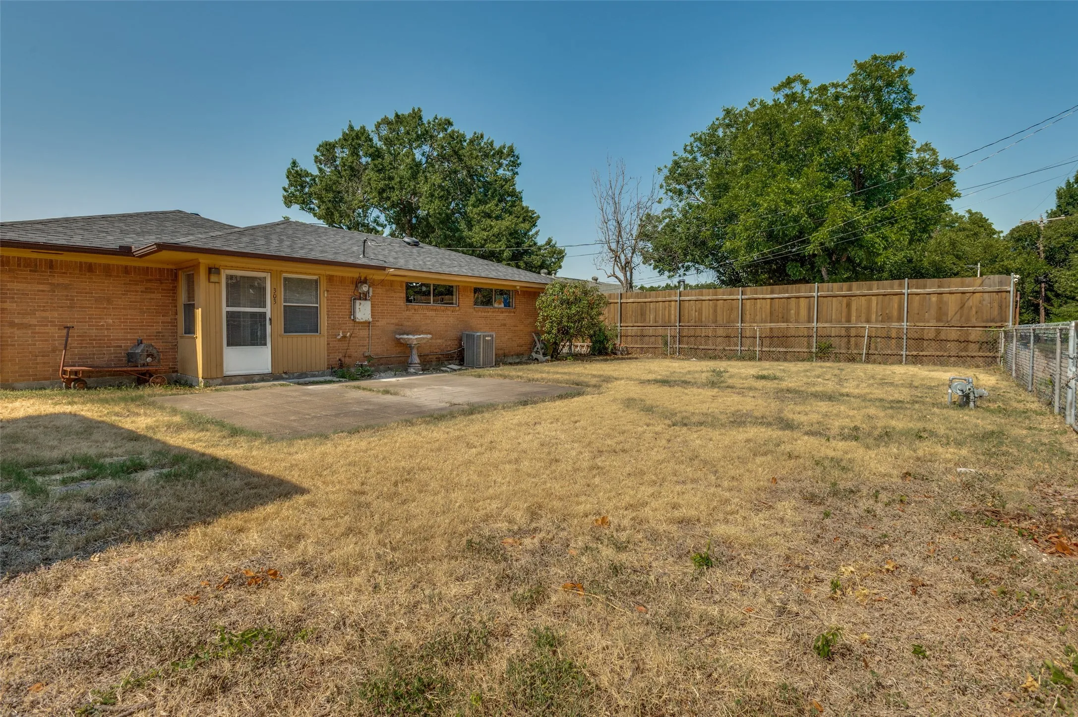 Single Family Residence For Sale in Dallas County , 303 Merribrook Trail, Duncanville, Texas 75116, 3 Bedroom, 2 Bathroom, 2 Garage spaces, 1,047 Sqft, built in 1963, mls#21349836, Real Estate Agent in Duncanville, Homes For Sale in Dallas county, Homes For Sale in Duncanville, Realtor in Duncanville Texas, Real Estate Brokerage Independent Realty Texas, Luminita Cordes Realtor