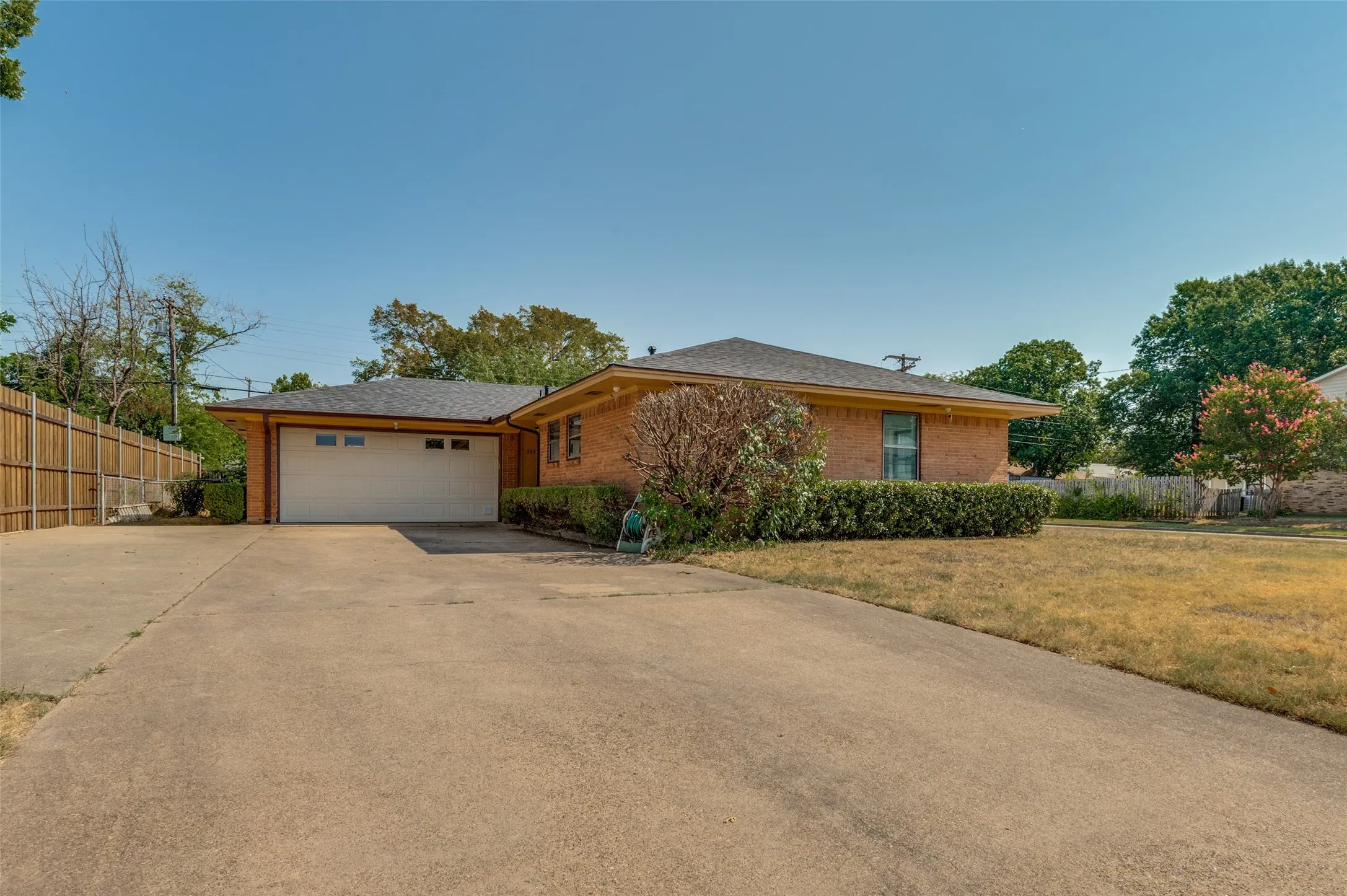 Single Family Residence For Sale in Dallas County , 303 Merribrook Trail, Duncanville, Texas 75116, 3 Bedroom, 2 Bathroom, 2 Garage spaces, 1,047 Sqft, built in 1963, mls#21349836, Real Estate Agent in Duncanville, Homes For Sale in Dallas county, Homes For Sale in Duncanville, Realtor in Duncanville Texas, Real Estate Brokerage Independent Realty Texas, Luminita Cordes Realtor