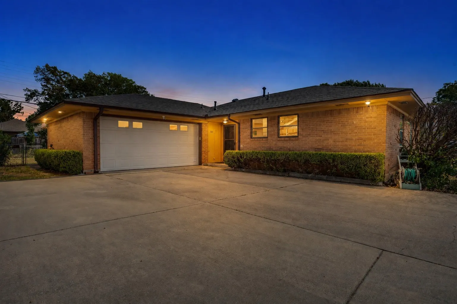 Single Family Residence For Sale in Dallas County , 303 Merribrook Trail, Duncanville, Texas 75116, 3 Bedroom, 2 Bathroom, 2 Garage spaces, 1,047 Sqft, built in 1963, mls#21349836, Real Estate Agent in Duncanville, Homes For Sale in Dallas county, Homes For Sale in Duncanville, Realtor in Duncanville Texas, Real Estate Brokerage Independent Realty Texas, Luminita Cordes Realtor