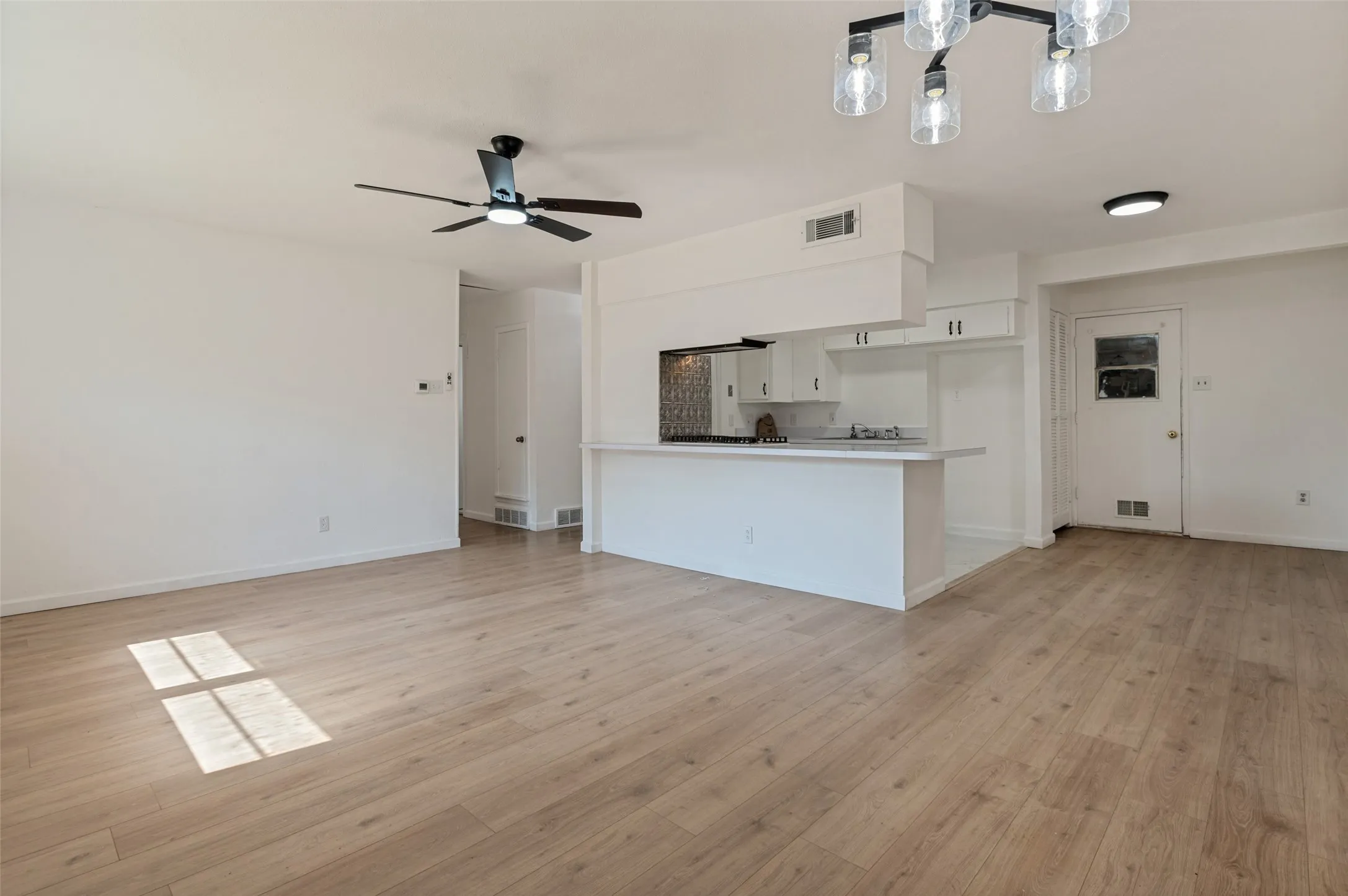 Single Family Residence For Sale in Dallas County , 303 Merribrook Trail, Duncanville, Texas 75116, 3 Bedroom, 2 Bathroom, 2 Garage spaces, 1,047 Sqft, built in 1963, mls#21349836, Real Estate Agent in Duncanville, Homes For Sale in Dallas county, Homes For Sale in Duncanville, Realtor in Duncanville Texas, Real Estate Brokerage Independent Realty Texas, Luminita Cordes Realtor