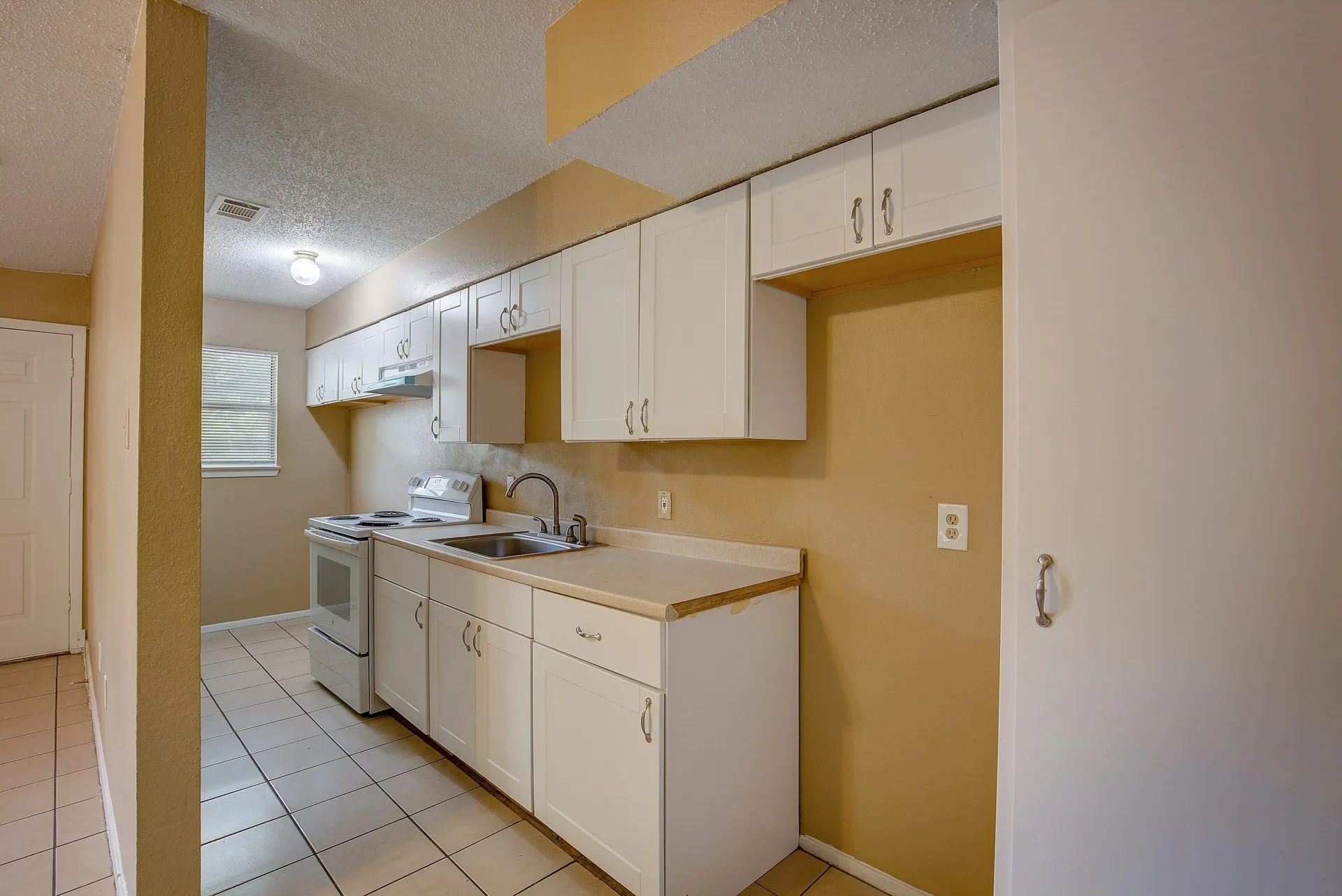 Duplex For Rent in Tarrant County , 2700 S Adams Street, Fort Worth, Texas 76110, 2 Bedroom, 1 Bathroom, Garage spaces, 1,360 Sqft, built in 1983, mls#21349893, Real Estate Agent in Fort Worth, Homes For Rent in Tarrant county, Homes For Rent in Fort Worth, Realtor in Fort Worth Texas, Real Estate Brokerage Independent Realty Texas, Luminita Cordes Realtor