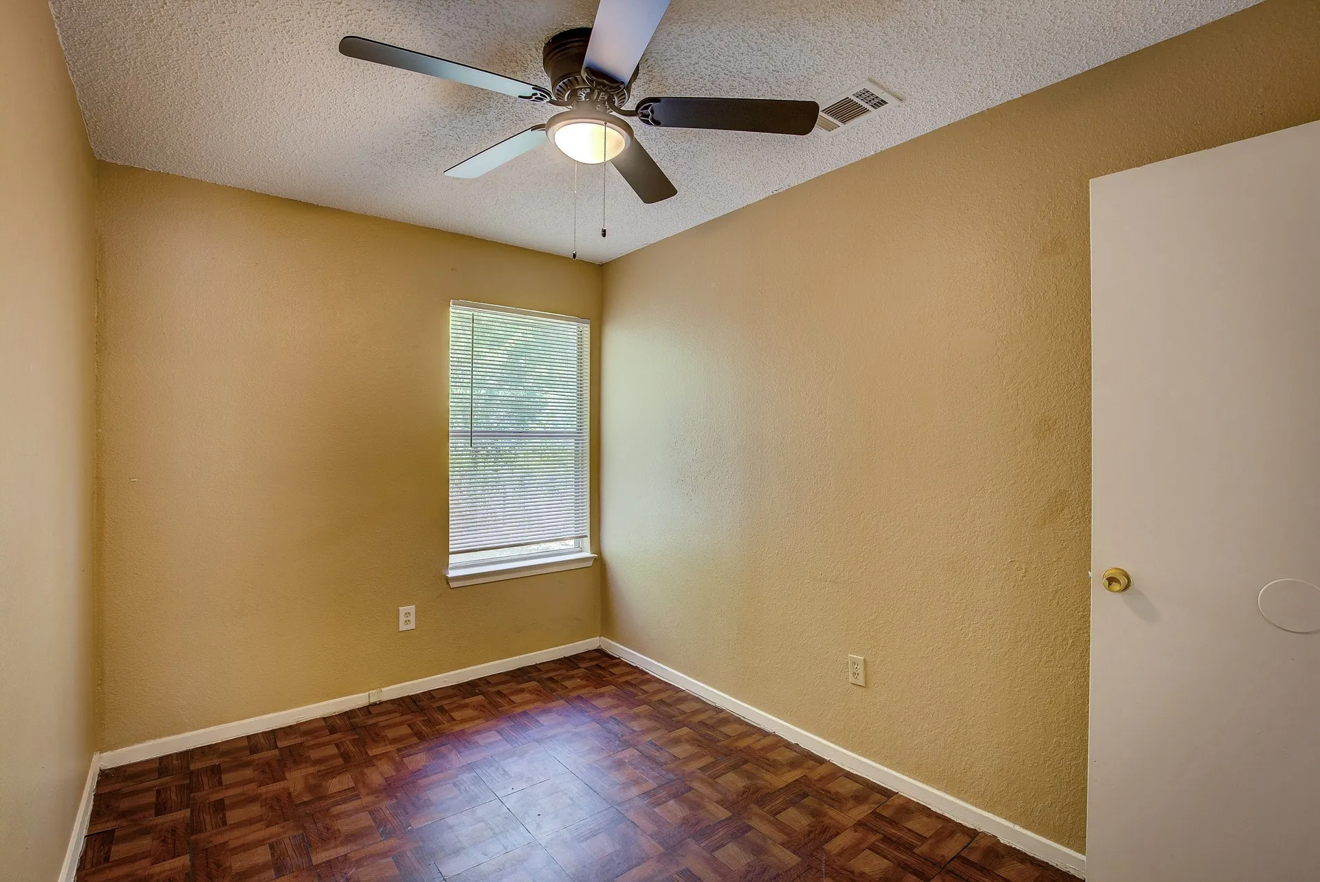 Duplex For Rent in Tarrant County , 2700 S Adams Street, Fort Worth, Texas 76110, 2 Bedroom, 1 Bathroom, Garage spaces, 1,360 Sqft, built in 1983, mls#21349893, Real Estate Agent in Fort Worth, Homes For Rent in Tarrant county, Homes For Rent in Fort Worth, Realtor in Fort Worth Texas, Real Estate Brokerage Independent Realty Texas, Luminita Cordes Realtor
