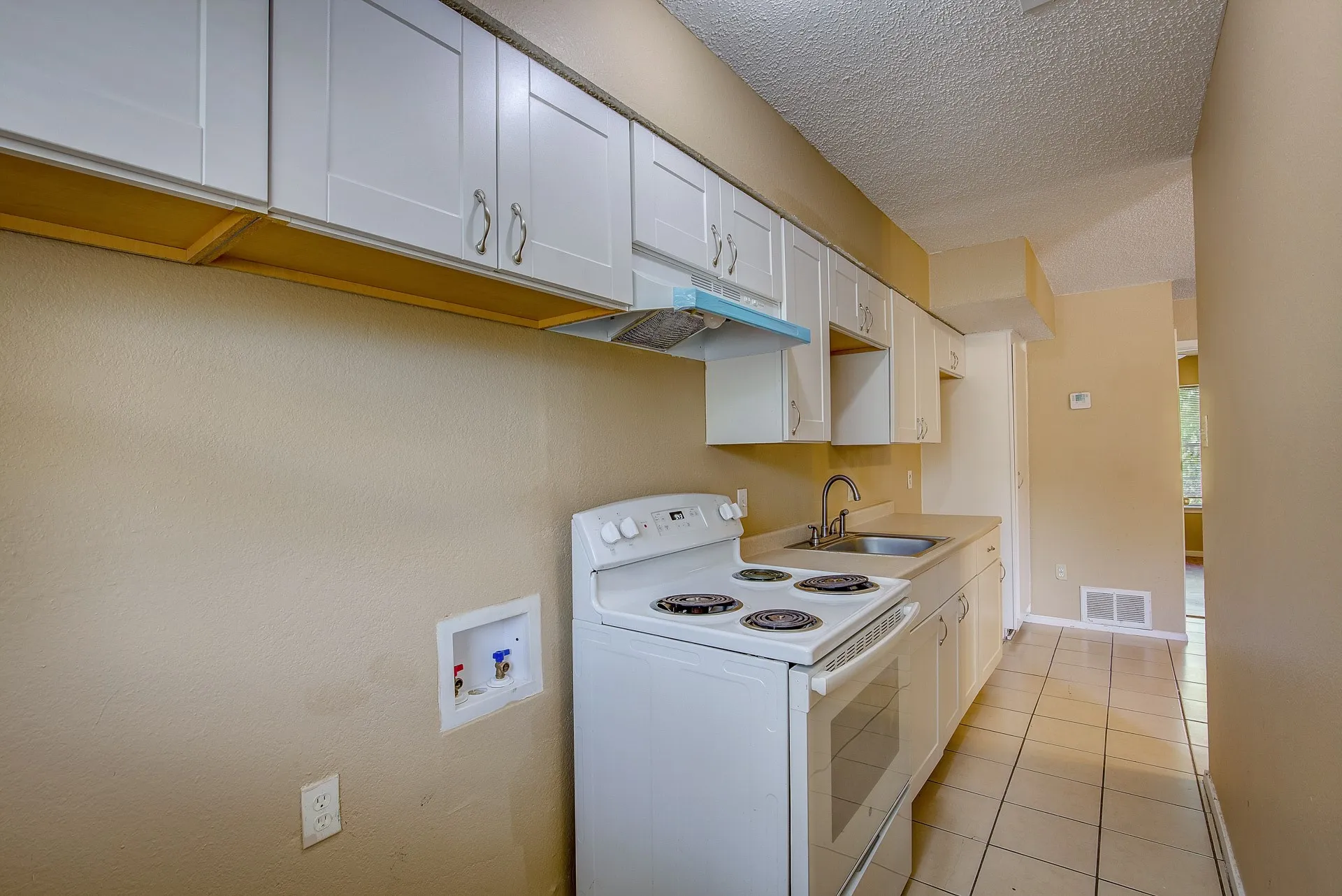 Duplex For Rent in Tarrant County , 2700 S Adams Street, Fort Worth, Texas 76110, 2 Bedroom, 1 Bathroom, Garage spaces, 1,360 Sqft, built in 1983, mls#21349893, Real Estate Agent in Fort Worth, Homes For Rent in Tarrant county, Homes For Rent in Fort Worth, Realtor in Fort Worth Texas, Real Estate Brokerage Independent Realty Texas, Luminita Cordes Realtor