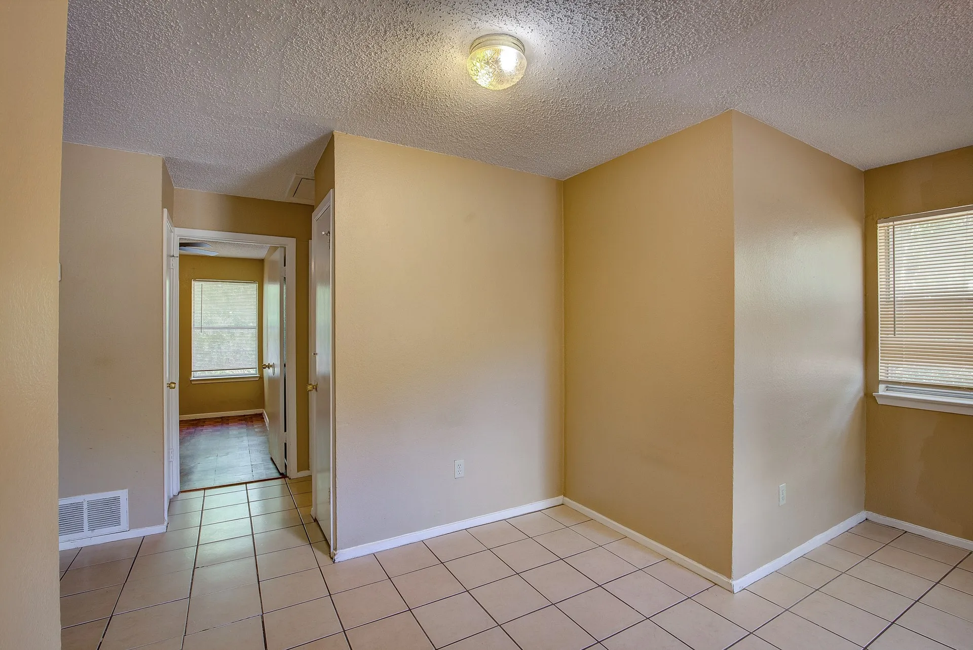 Duplex For Rent in Tarrant County , 2700 S Adams Street, Fort Worth, Texas 76110, 2 Bedroom, 1 Bathroom, Garage spaces, 1,360 Sqft, built in 1983, mls#21349893, Real Estate Agent in Fort Worth, Homes For Rent in Tarrant county, Homes For Rent in Fort Worth, Realtor in Fort Worth Texas, Real Estate Brokerage Independent Realty Texas, Luminita Cordes Realtor
