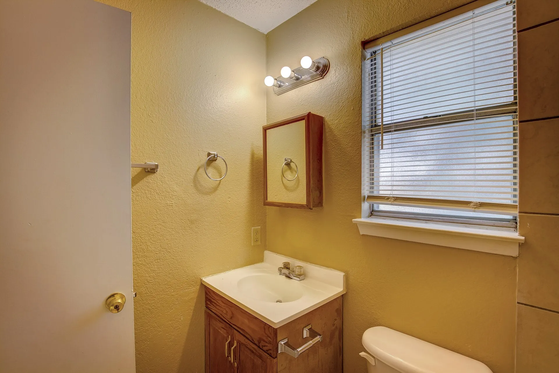 Duplex For Rent in Tarrant County , 2700 S Adams Street, Fort Worth, Texas 76110, 2 Bedroom, 1 Bathroom, Garage spaces, 1,360 Sqft, built in 1983, mls#21349893, Real Estate Agent in Fort Worth, Homes For Rent in Tarrant county, Homes For Rent in Fort Worth, Realtor in Fort Worth Texas, Real Estate Brokerage Independent Realty Texas, Luminita Cordes Realtor