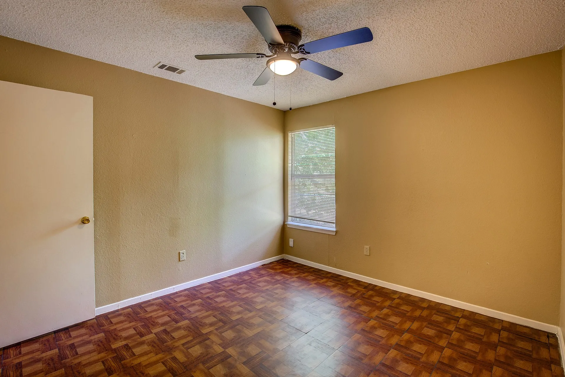 Duplex For Rent in Tarrant County , 2700 S Adams Street, Fort Worth, Texas 76110, 2 Bedroom, 1 Bathroom, Garage spaces, 1,360 Sqft, built in 1983, mls#21349893, Real Estate Agent in Fort Worth, Homes For Rent in Tarrant county, Homes For Rent in Fort Worth, Realtor in Fort Worth Texas, Real Estate Brokerage Independent Realty Texas, Luminita Cordes Realtor