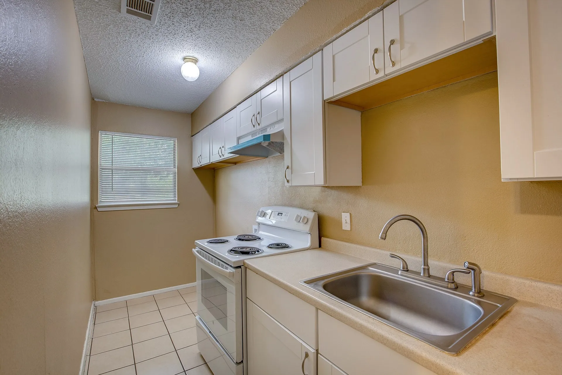 Duplex For Rent in Tarrant County , 2700 S Adams Street, Fort Worth, Texas 76110, 2 Bedroom, 1 Bathroom, Garage spaces, 1,360 Sqft, built in 1983, mls#21349893, Real Estate Agent in Fort Worth, Homes For Rent in Tarrant county, Homes For Rent in Fort Worth, Realtor in Fort Worth Texas, Real Estate Brokerage Independent Realty Texas, Luminita Cordes Realtor