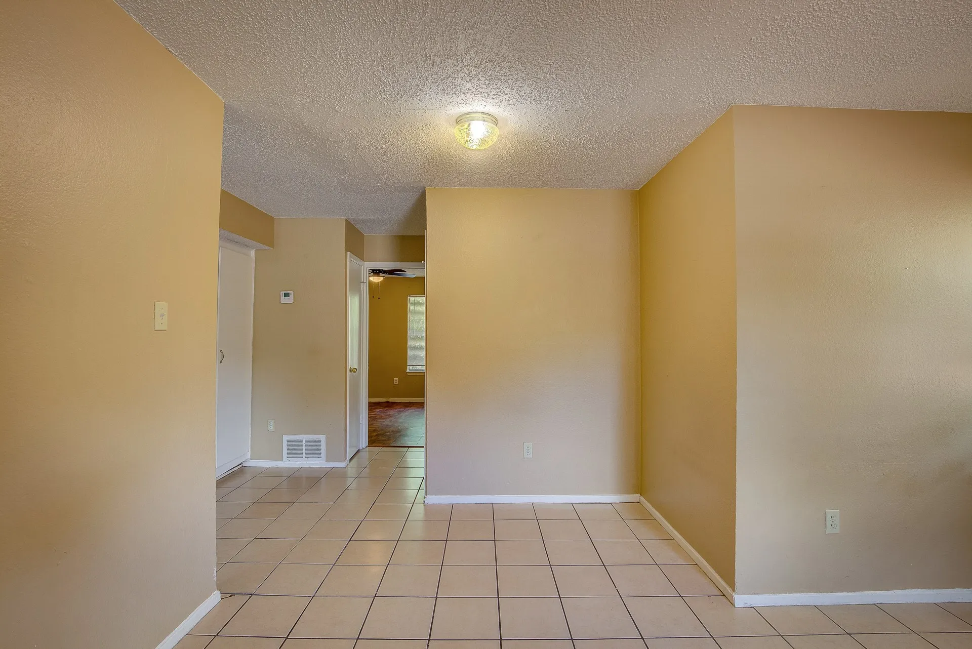 Duplex For Rent in Tarrant County , 2700 S Adams Street, Fort Worth, Texas 76110, 2 Bedroom, 1 Bathroom, Garage spaces, 1,360 Sqft, built in 1983, mls#21349893, Real Estate Agent in Fort Worth, Homes For Rent in Tarrant county, Homes For Rent in Fort Worth, Realtor in Fort Worth Texas, Real Estate Brokerage Independent Realty Texas, Luminita Cordes Realtor