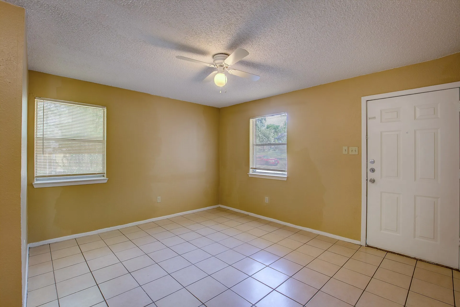 Duplex For Rent in Tarrant County , 2700 S Adams Street, Fort Worth, Texas 76110, 2 Bedroom, 1 Bathroom, Garage spaces, 1,360 Sqft, built in 1983, mls#21349893, Real Estate Agent in Fort Worth, Homes For Rent in Tarrant county, Homes For Rent in Fort Worth, Realtor in Fort Worth Texas, Real Estate Brokerage Independent Realty Texas, Luminita Cordes Realtor