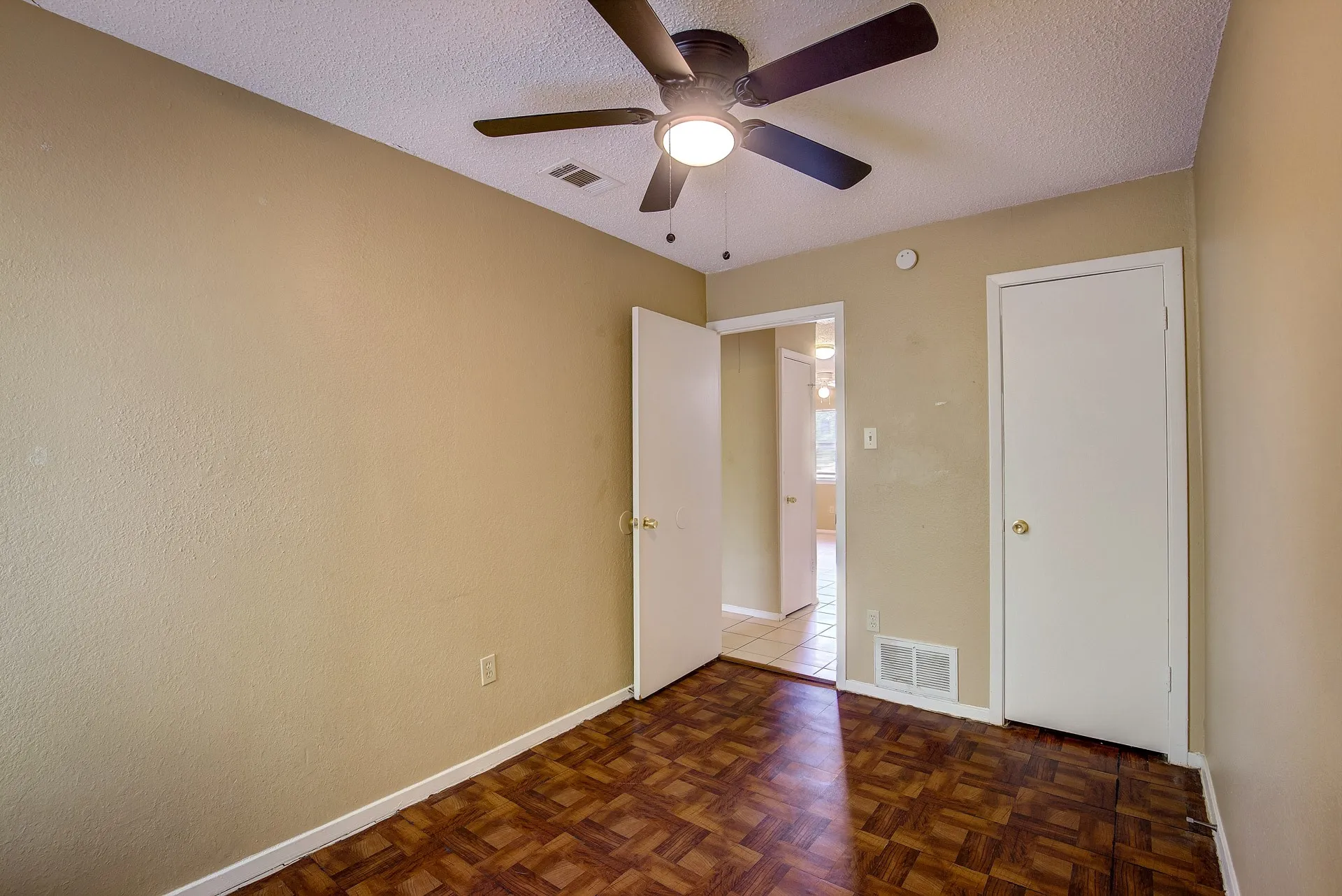Duplex For Rent in Tarrant County , 2700 S Adams Street, Fort Worth, Texas 76110, 2 Bedroom, 1 Bathroom, Garage spaces, 1,360 Sqft, built in 1983, mls#21349893, Real Estate Agent in Fort Worth, Homes For Rent in Tarrant county, Homes For Rent in Fort Worth, Realtor in Fort Worth Texas, Real Estate Brokerage Independent Realty Texas, Luminita Cordes Realtor