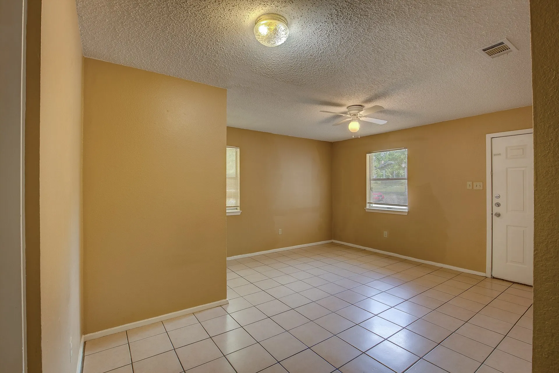 Duplex For Rent in Tarrant County , 2700 S Adams Street, Fort Worth, Texas 76110, 2 Bedroom, 1 Bathroom, Garage spaces, 1,360 Sqft, built in 1983, mls#21349893, Real Estate Agent in Fort Worth, Homes For Rent in Tarrant county, Homes For Rent in Fort Worth, Realtor in Fort Worth Texas, Real Estate Brokerage Independent Realty Texas, Luminita Cordes Realtor
