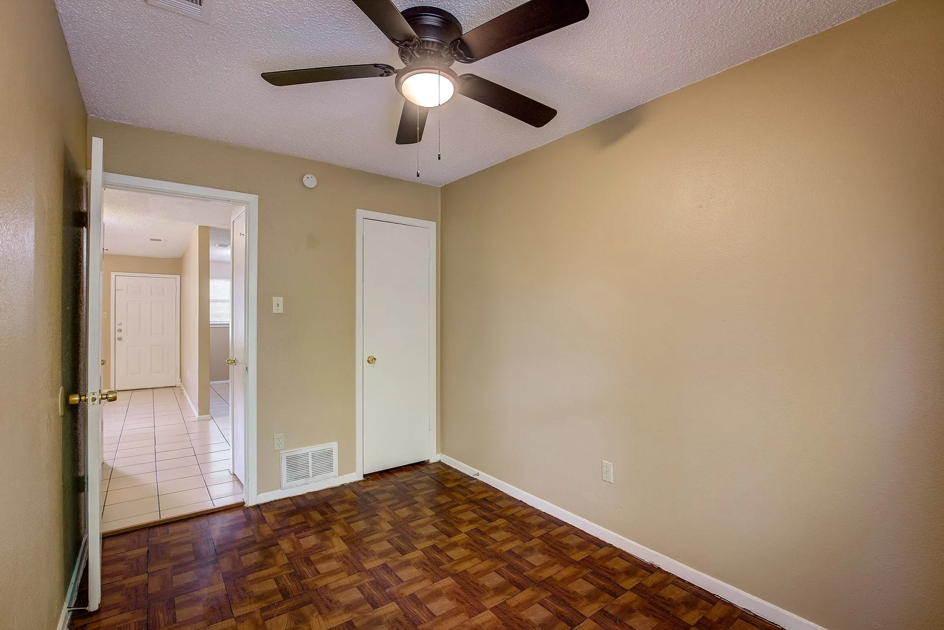 Duplex For Rent in Tarrant County , 2700 S Adams Street, Fort Worth, Texas 76110, 2 Bedroom, 1 Bathroom, Garage spaces, 1,360 Sqft, built in 1983, mls#21349893, Real Estate Agent in Fort Worth, Homes For Rent in Tarrant county, Homes For Rent in Fort Worth, Realtor in Fort Worth Texas, Real Estate Brokerage Independent Realty Texas, Luminita Cordes Realtor