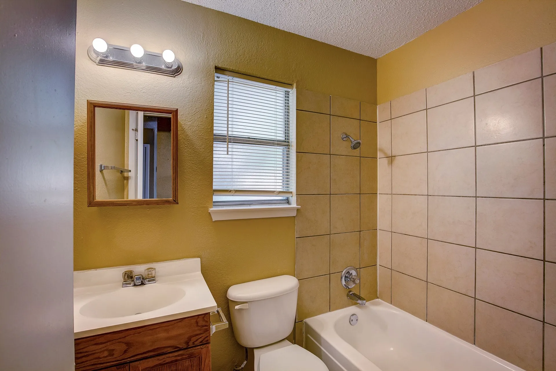 Duplex For Rent in Tarrant County , 2700 S Adams Street, Fort Worth, Texas 76110, 2 Bedroom, 1 Bathroom, Garage spaces, 1,360 Sqft, built in 1983, mls#21349893, Real Estate Agent in Fort Worth, Homes For Rent in Tarrant county, Homes For Rent in Fort Worth, Realtor in Fort Worth Texas, Real Estate Brokerage Independent Realty Texas, Luminita Cordes Realtor