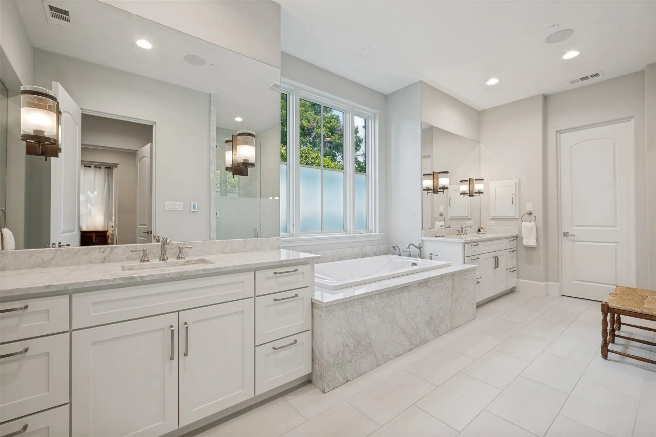 Single Family Residence For Sale in Dallas County , 4045 Glenwick Lane, University Park, Texas 75205, 3 Bedroom, 4 Bathroom, 2 Garage spaces, 4,040 Sqft, built in 2014, mls#21347455, Real Estate Agent in University Park, Homes For Sale in Dallas county, Homes For Sale in University Park, Realtor in University Park Texas, Real Estate Brokerage Independent Realty Texas, Luminita Cordes Realtor