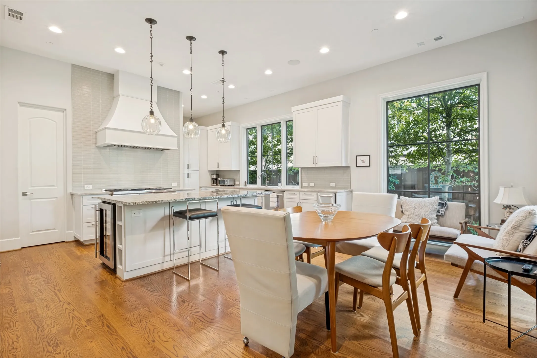 Single Family Residence For Sale in Dallas County , 4045 Glenwick Lane, University Park, Texas 75205, 3 Bedroom, 4 Bathroom, 2 Garage spaces, 4,040 Sqft, built in 2014, mls#21347455, Real Estate Agent in University Park, Homes For Sale in Dallas county, Homes For Sale in University Park, Realtor in University Park Texas, Real Estate Brokerage Independent Realty Texas, Luminita Cordes Realtor