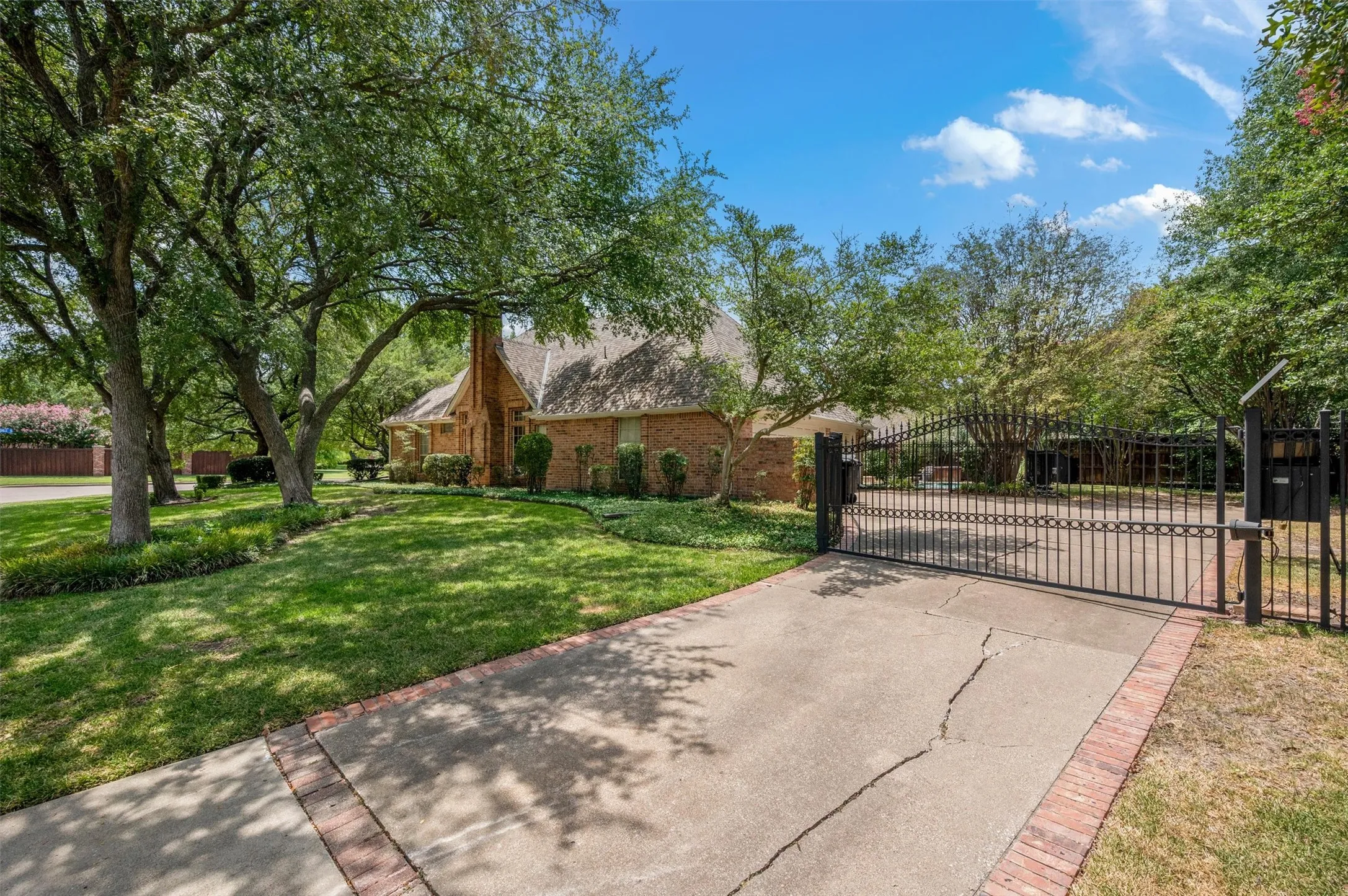 Single Family Residence For Sale in Tarrant County , 106 Charlottesville Avenue, Colleyville, Texas 76034, 4 Bedroom, 3 Bathroom, 3 Garage spaces, 2,905 Sqft, built in 1988, mls#21343306, Real Estate Agent in Colleyville, Homes For Sale in Tarrant county, Homes For Sale in Colleyville, Realtor in Colleyville Texas, Real Estate Brokerage Independent Realty Texas, Luminita Cordes Realtor
