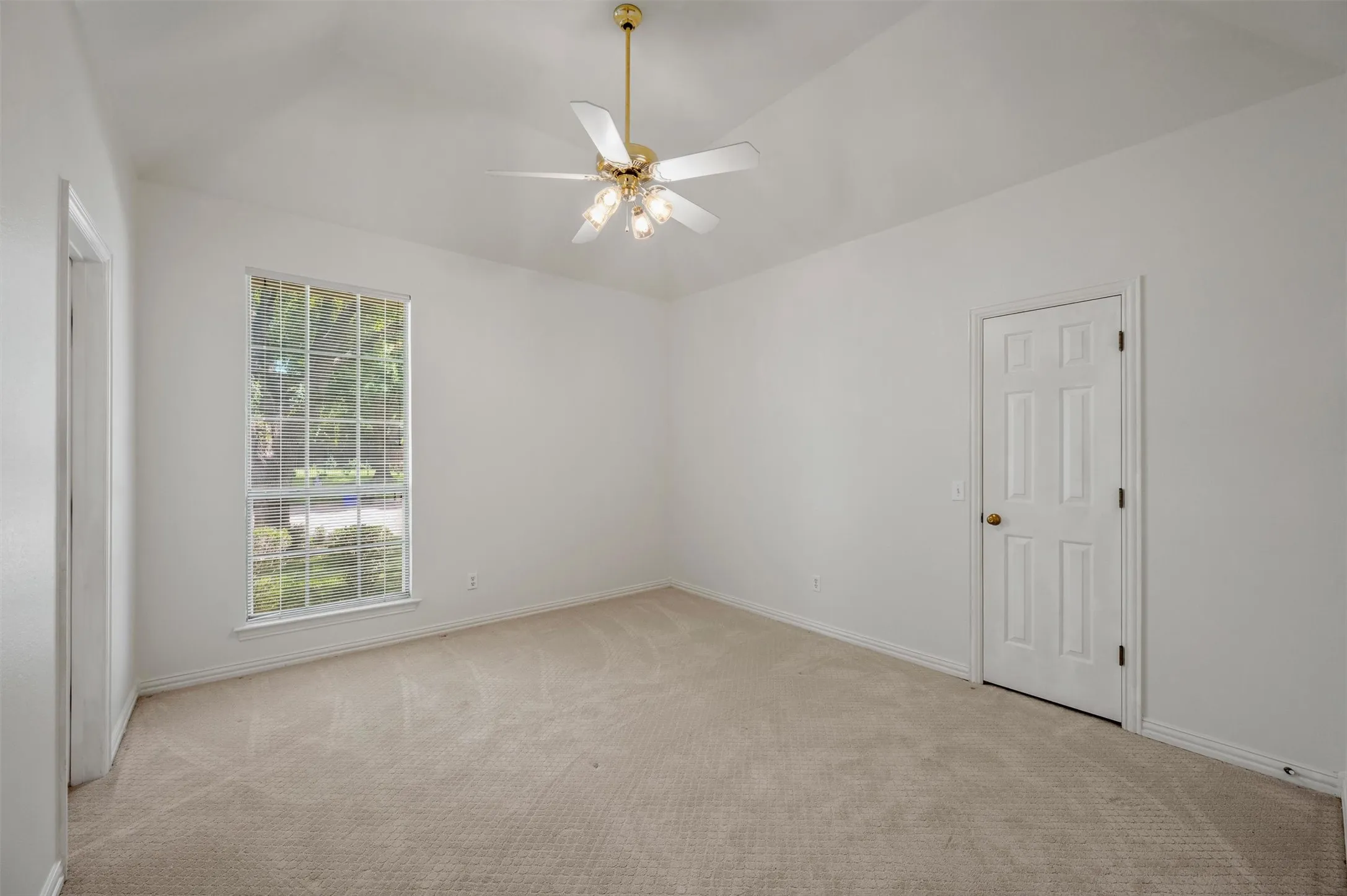 Single Family Residence For Sale in Tarrant County , 106 Charlottesville Avenue, Colleyville, Texas 76034, 4 Bedroom, 3 Bathroom, 3 Garage spaces, 2,905 Sqft, built in 1988, mls#21343306, Real Estate Agent in Colleyville, Homes For Sale in Tarrant county, Homes For Sale in Colleyville, Realtor in Colleyville Texas, Real Estate Brokerage Independent Realty Texas, Luminita Cordes Realtor