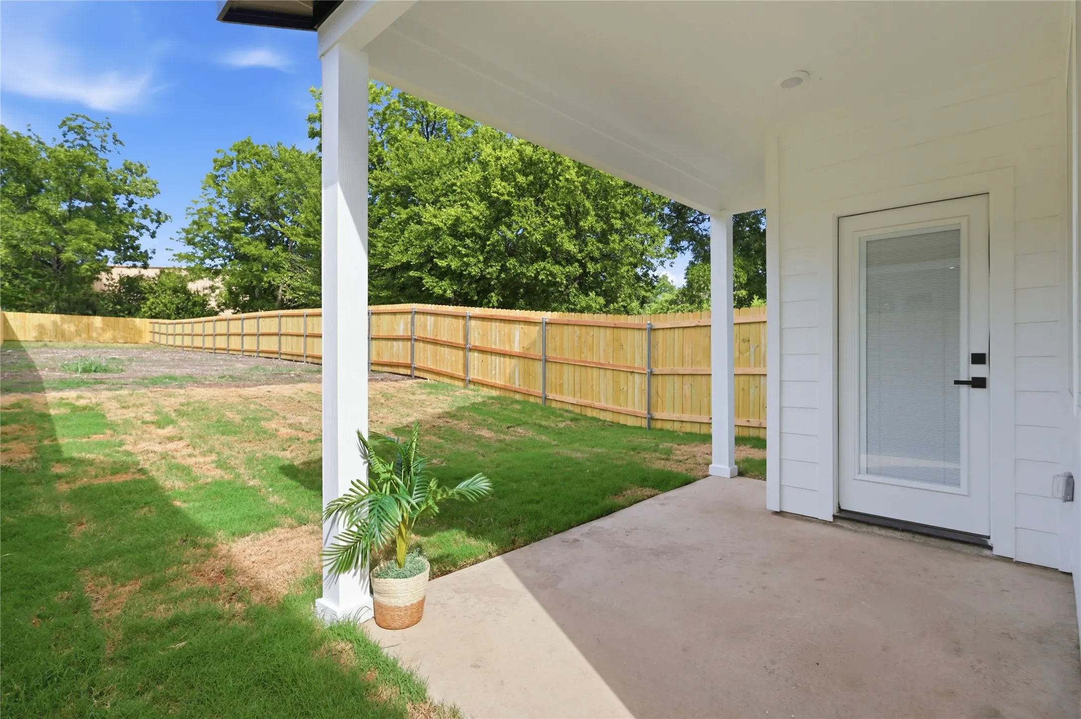 Covered patio with Private Fenced Backyard