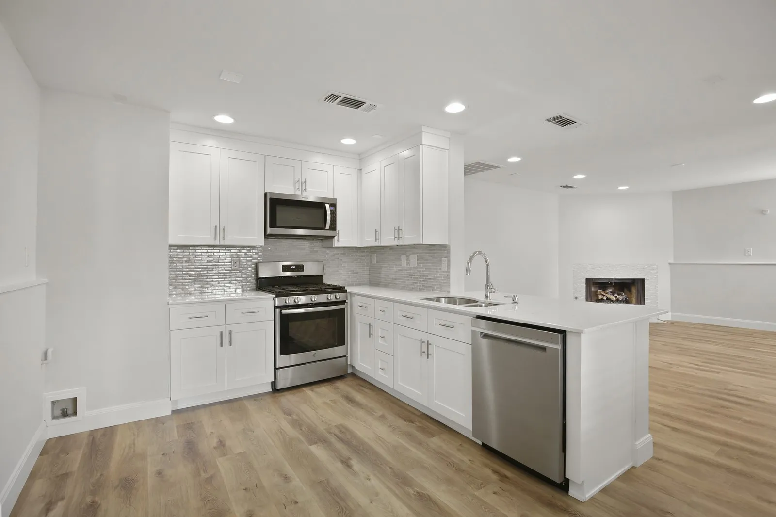 Single Family Residence For Sale in Dallas County , 426 Pittman Street, Richardson, Texas 75081, 4 Bedroom, 2 Bathroom, Garage spaces, 1,992 Sqft, built in 1952, mls#21349640, Real Estate Agent in Richardson, Homes For Sale in Dallas county, Homes For Sale in Richardson, Realtor in Richardson Texas, Real Estate Brokerage Independent Realty Texas, Luminita Cordes Realtor