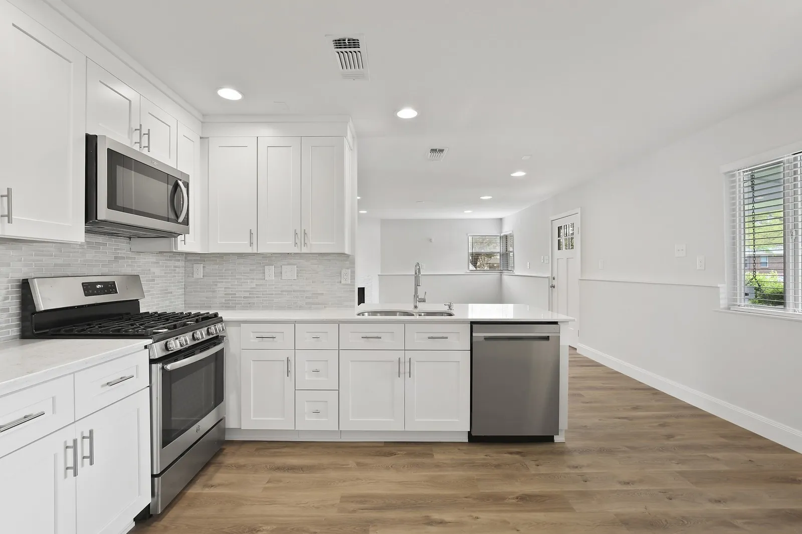 Single Family Residence For Sale in Dallas County , 426 Pittman Street, Richardson, Texas 75081, 4 Bedroom, 2 Bathroom, Garage spaces, 1,992 Sqft, built in 1952, mls#21349640, Real Estate Agent in Richardson, Homes For Sale in Dallas county, Homes For Sale in Richardson, Realtor in Richardson Texas, Real Estate Brokerage Independent Realty Texas, Luminita Cordes Realtor