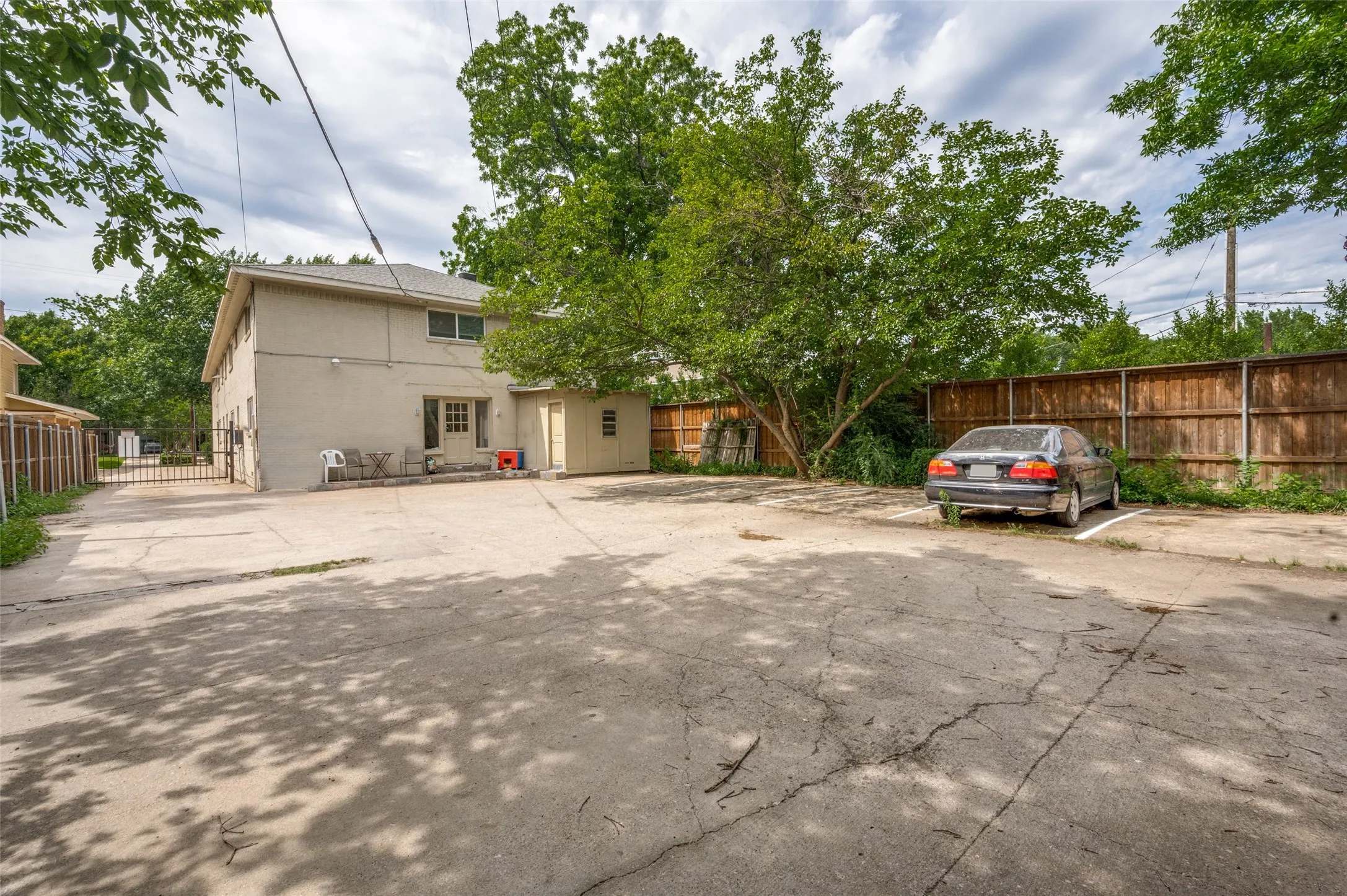Apartment For Rent in Dallas County , 5106 Reiger Avenue, Dallas, Texas 75214, 1 Bedroom, 1 Bathroom, Garage spaces, 850 Sqft, built in 1920, Price $1,000, mls#21349896, Real Estate Agent in Dallas, Homes For Rent in Dallas county, Homes For Rent in Dallas, Realtor in Dallas Texas, Real Estate Brokerage Independent Realty Texas, Luminita Cordes Realtor
