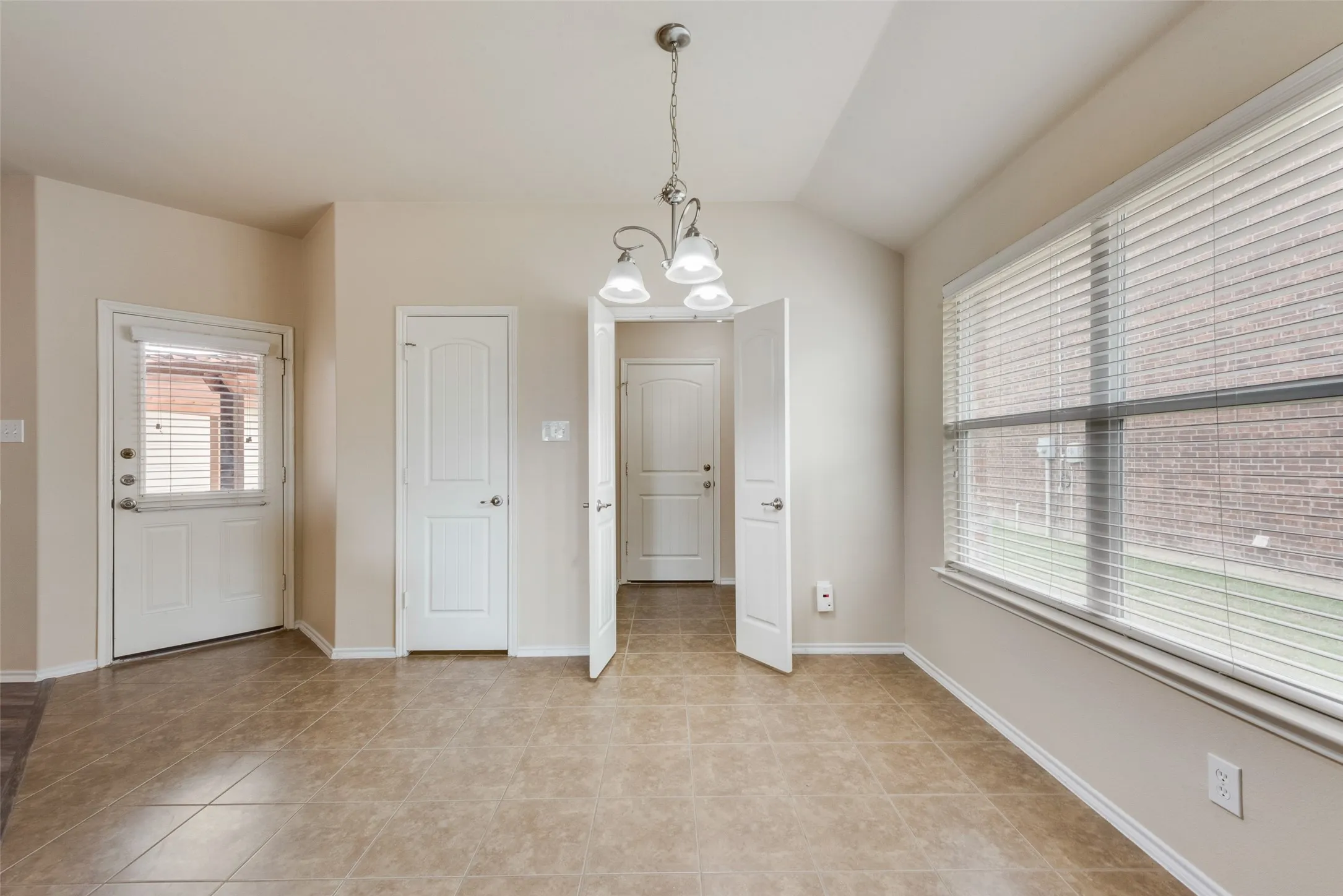 Single Family Residence For Rent in Rockwall County , 1077 Hampton Bay Drive, Rockwall, Texas 75087, 4 Bedroom, 2 Bathroom, 2 Garage spaces, 1,868 Sqft, built in 2011, mls#21349913, Real Estate Agent in Rockwall, Homes For Rent in Rockwall county, Homes For Rent in Rockwall, Realtor in Rockwall Texas, Real Estate Brokerage Independent Realty Texas, Luminita Cordes Realtor