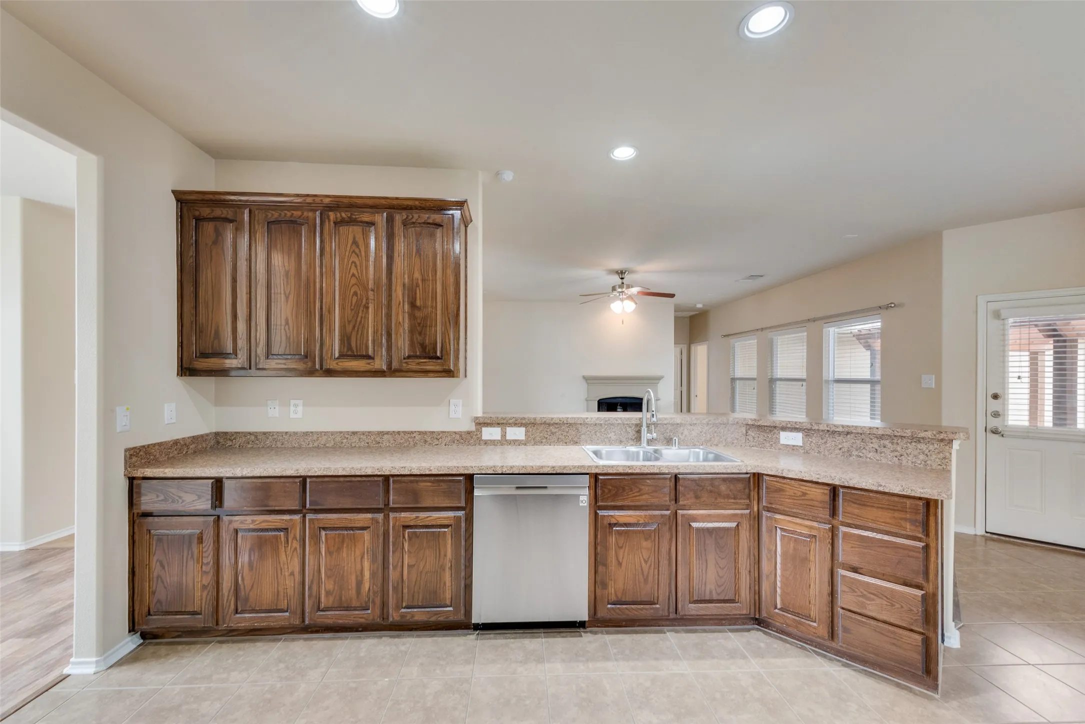Single Family Residence For Rent in Rockwall County , 1077 Hampton Bay Drive, Rockwall, Texas 75087, 4 Bedroom, 2 Bathroom, 2 Garage spaces, 1,868 Sqft, built in 2011, mls#21349913, Real Estate Agent in Rockwall, Homes For Rent in Rockwall county, Homes For Rent in Rockwall, Realtor in Rockwall Texas, Real Estate Brokerage Independent Realty Texas, Luminita Cordes Realtor