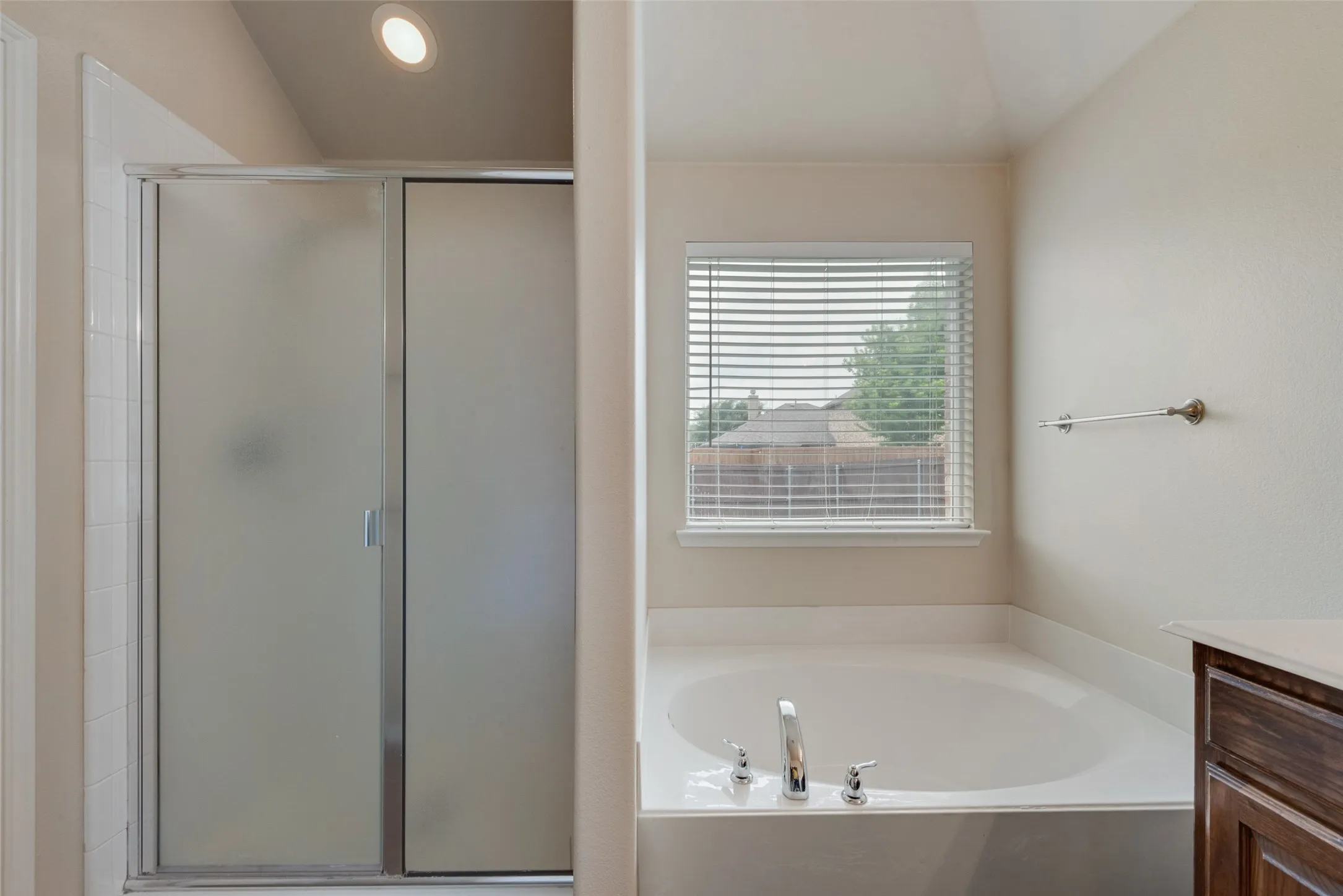 Single Family Residence For Rent in Rockwall County , 1077 Hampton Bay Drive, Rockwall, Texas 75087, 4 Bedroom, 2 Bathroom, 2 Garage spaces, 1,868 Sqft, built in 2011, mls#21349913, Real Estate Agent in Rockwall, Homes For Rent in Rockwall county, Homes For Rent in Rockwall, Realtor in Rockwall Texas, Real Estate Brokerage Independent Realty Texas, Luminita Cordes Realtor