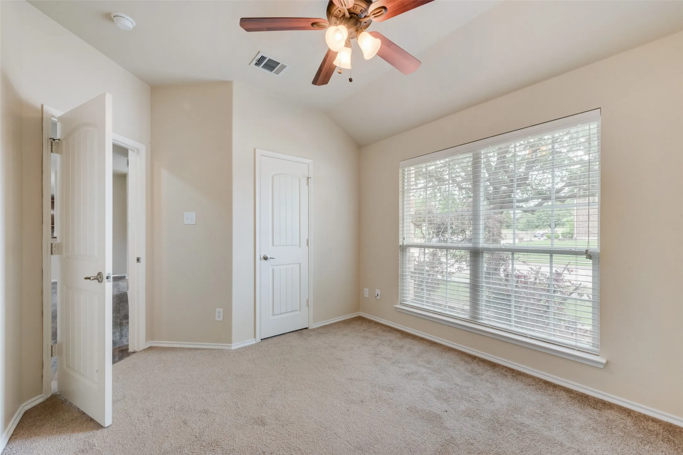 Single Family Residence For Rent in Rockwall County , 1077 Hampton Bay Drive, Rockwall, Texas 75087, 4 Bedroom, 2 Bathroom, 2 Garage spaces, 1,868 Sqft, built in 2011, mls#21349913, Real Estate Agent in Rockwall, Homes For Rent in Rockwall county, Homes For Rent in Rockwall, Realtor in Rockwall Texas, Real Estate Brokerage Independent Realty Texas, Luminita Cordes Realtor