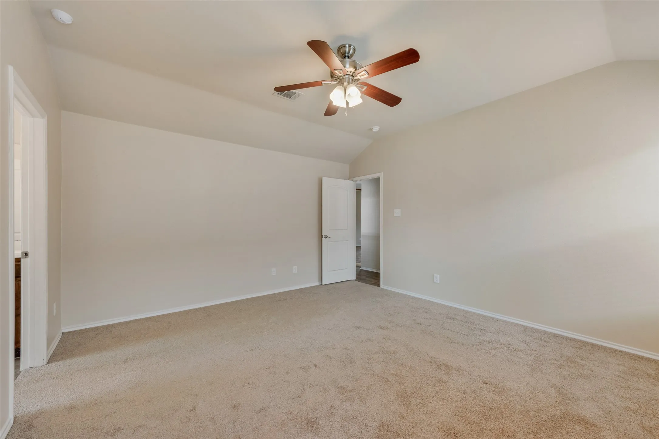 Single Family Residence For Rent in Rockwall County , 1077 Hampton Bay Drive, Rockwall, Texas 75087, 4 Bedroom, 2 Bathroom, 2 Garage spaces, 1,868 Sqft, built in 2011, mls#21349913, Real Estate Agent in Rockwall, Homes For Rent in Rockwall county, Homes For Rent in Rockwall, Realtor in Rockwall Texas, Real Estate Brokerage Independent Realty Texas, Luminita Cordes Realtor