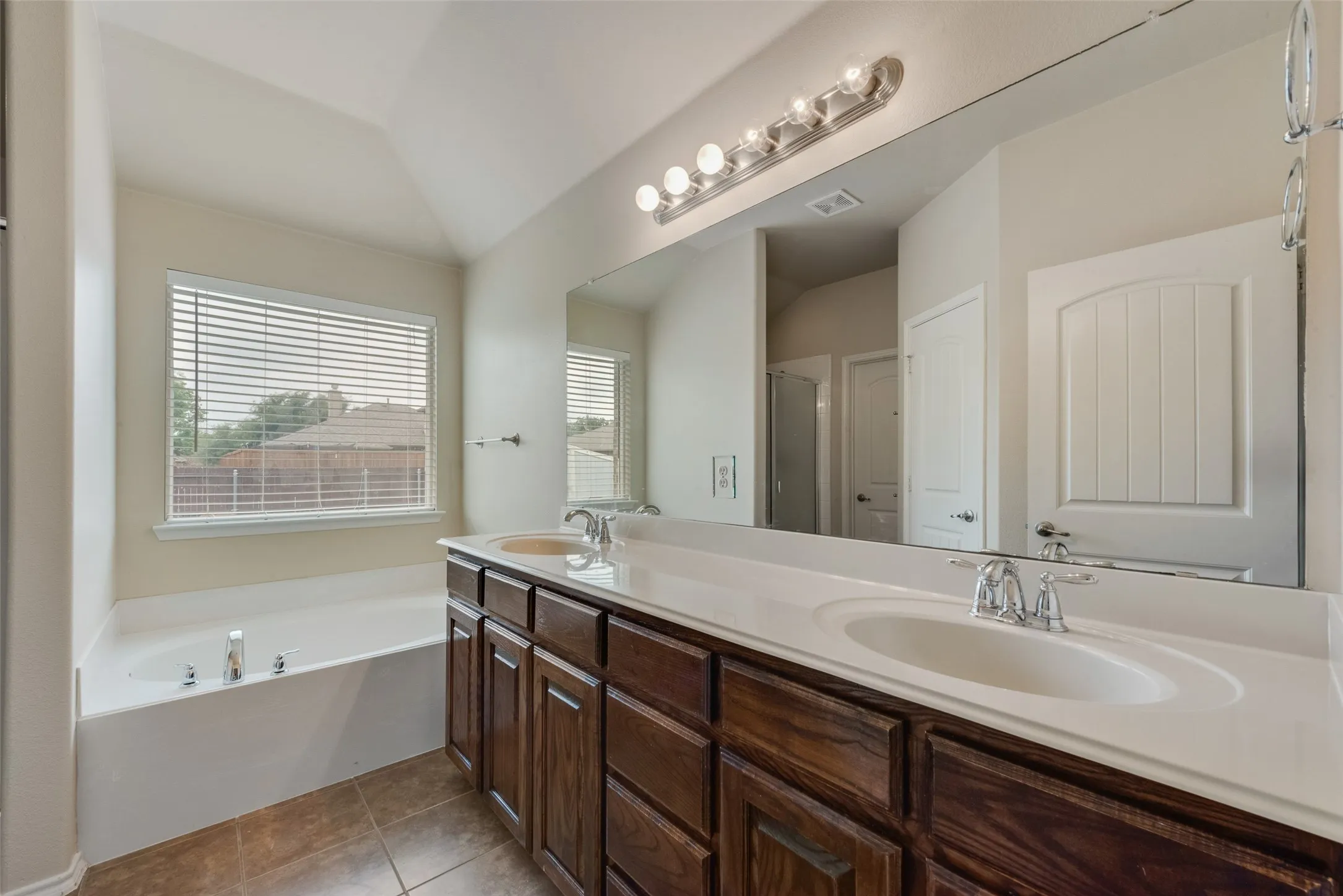 Single Family Residence For Rent in Rockwall County , 1077 Hampton Bay Drive, Rockwall, Texas 75087, 4 Bedroom, 2 Bathroom, 2 Garage spaces, 1,868 Sqft, built in 2011, mls#21349913, Real Estate Agent in Rockwall, Homes For Rent in Rockwall county, Homes For Rent in Rockwall, Realtor in Rockwall Texas, Real Estate Brokerage Independent Realty Texas, Luminita Cordes Realtor